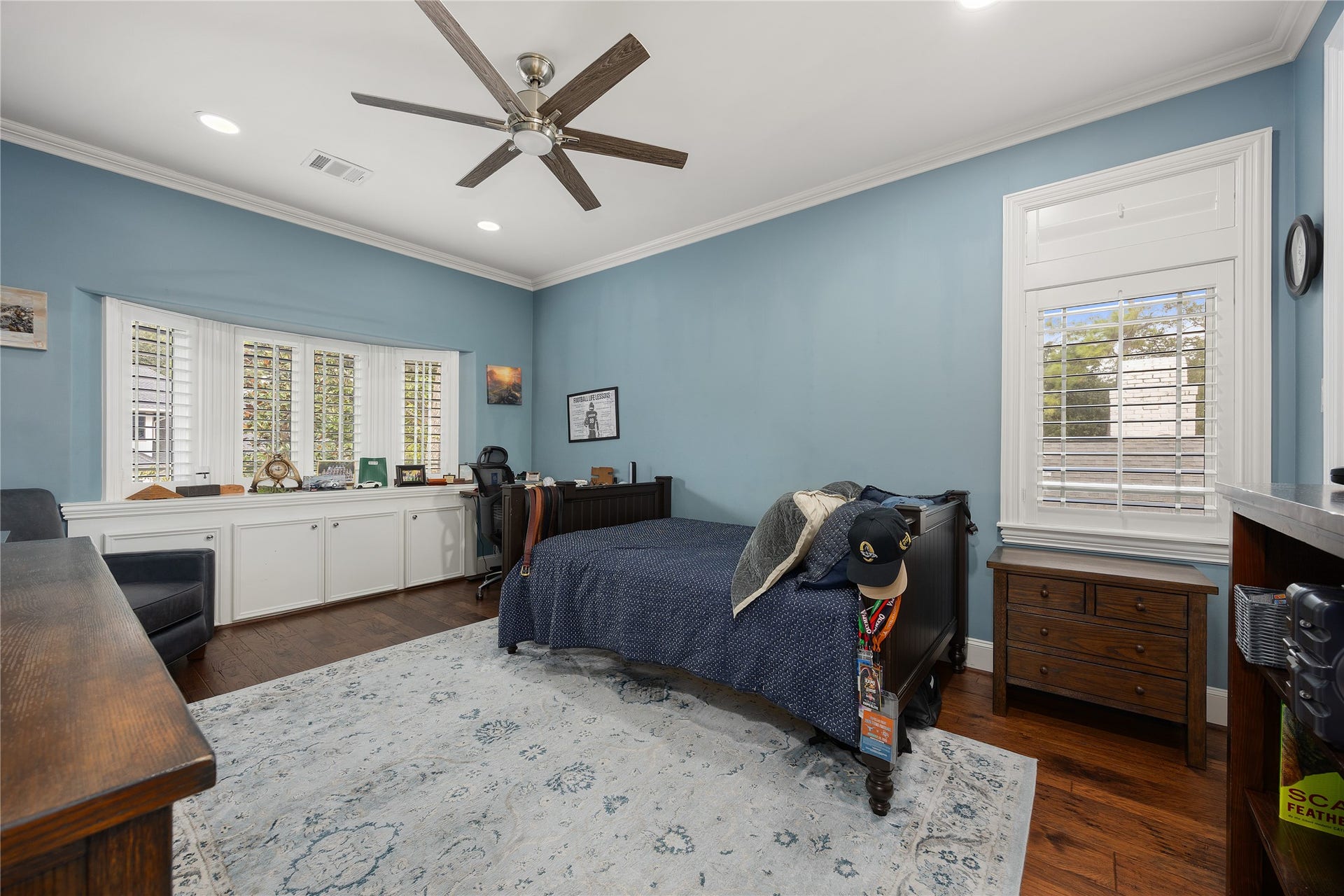 330 E Gaywood Drive, Houston, TX 77079 3rd Secondary bedroom has a walk in closet and and ensuite bathroom.