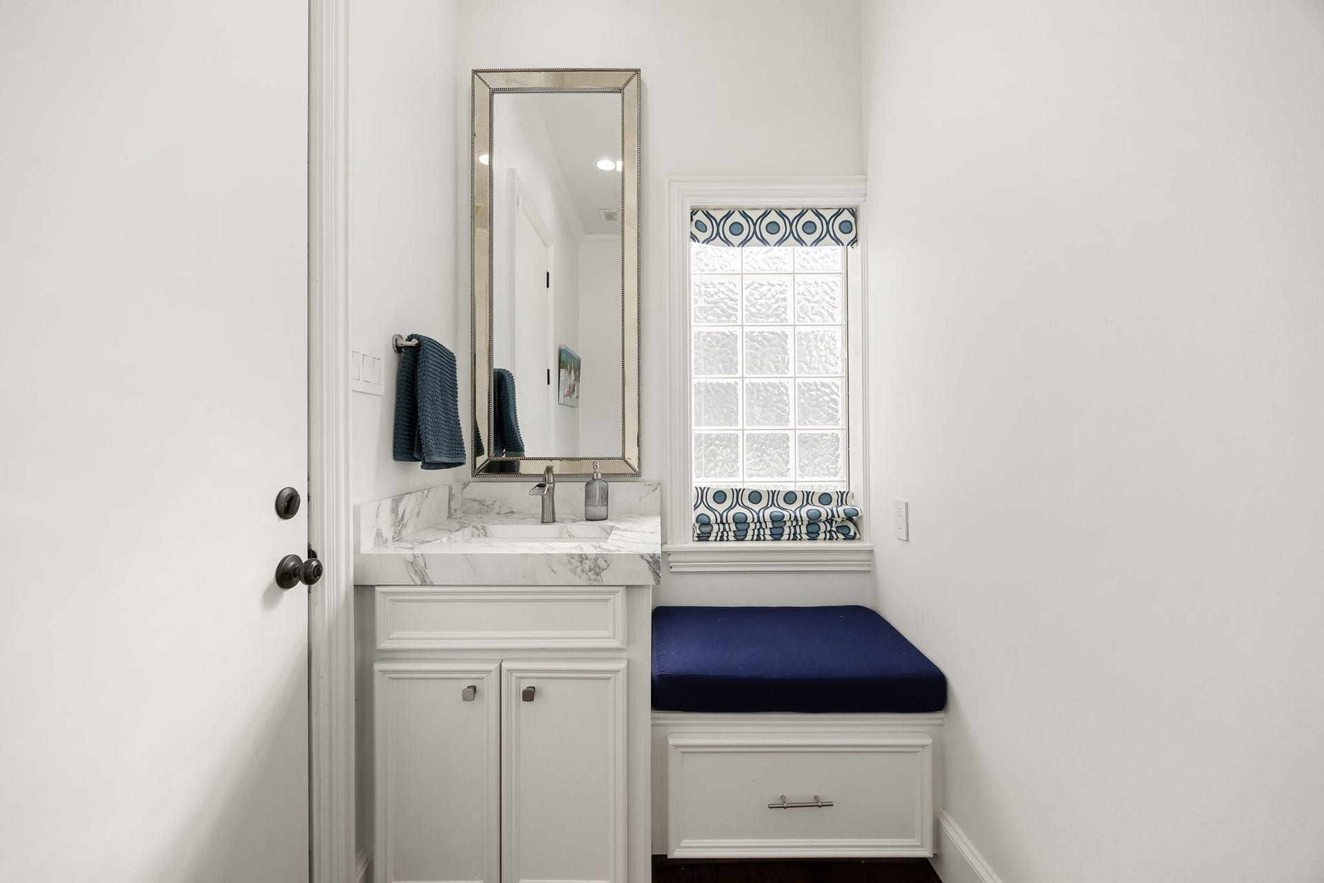 330 E Gaywood Drive, Houston, TX 77079 330 E Gaywood Drive, Houston, TX 77079