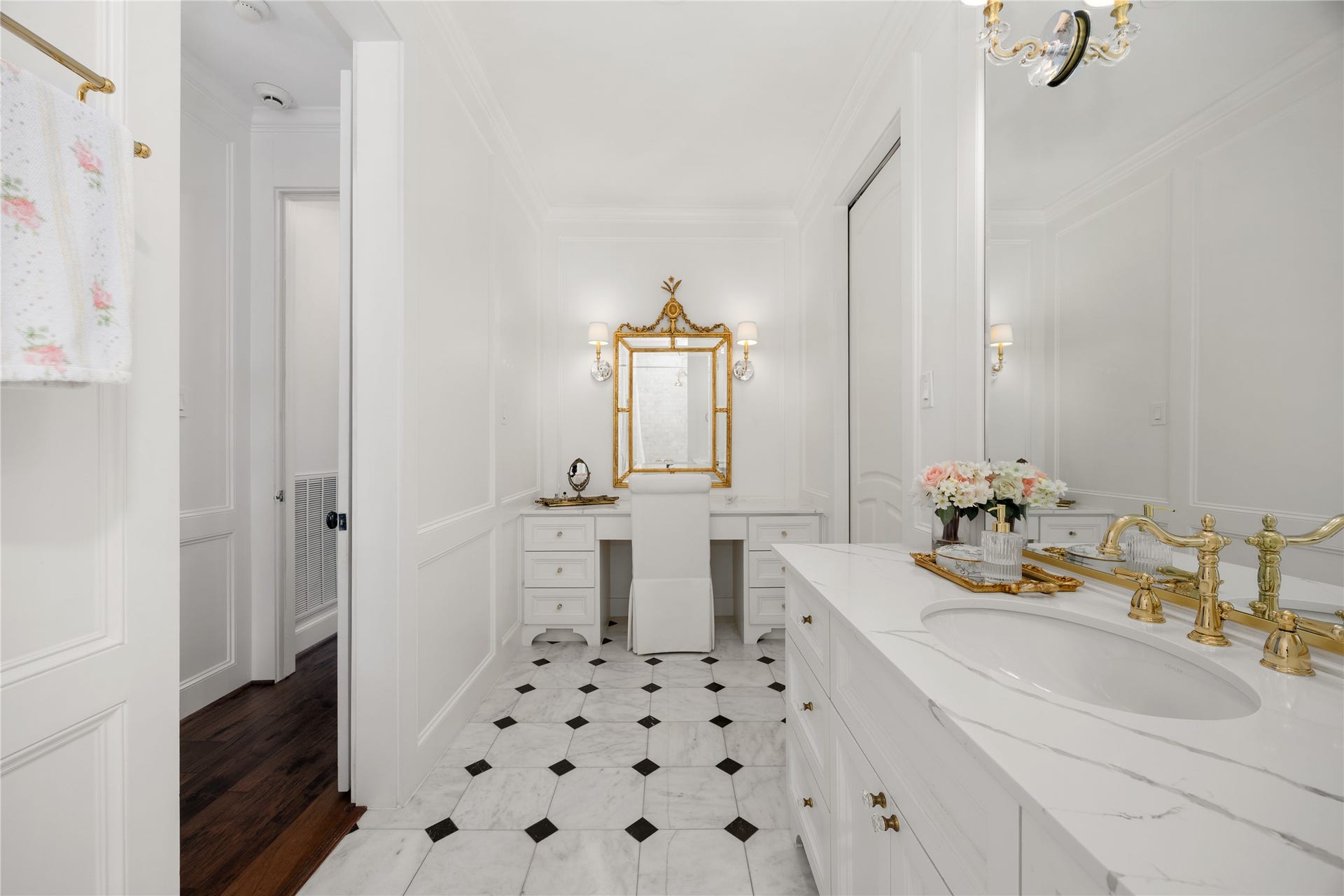 330 E Gaywood Drive, Houston, TX 77079 330 E Gaywood Drive, Houston, TX 77079
