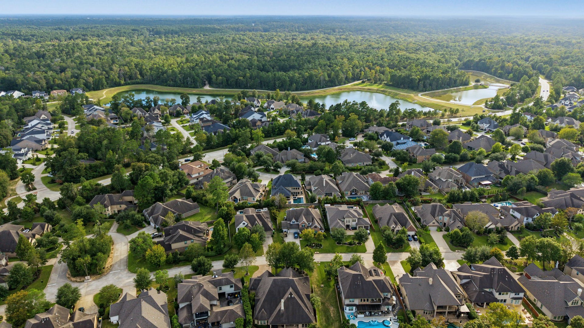 Discover the beauty of Woodforest, a picturesque master-planned community surrounded by lush greenery, mature trees, and exceptional neighborhood amenities!