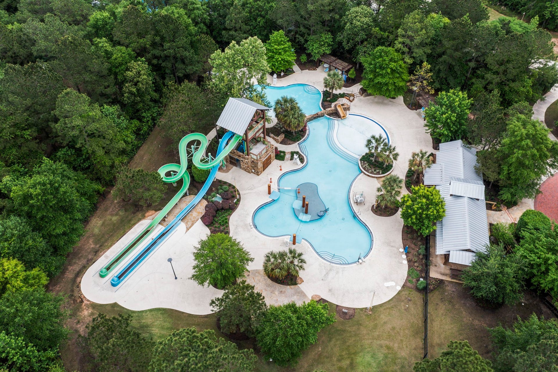 Discover the incredible Woodforest lifestyle, offering endless amenities, beautiful parks, scenic walking and biking trails, resort-style pools, splash pads, and year-round community activities! Enjoy the convenience of Harvest Market, restaurants, coffee shops, shopping, and so much moreall just minutes away or a short golf cart ride from home!
