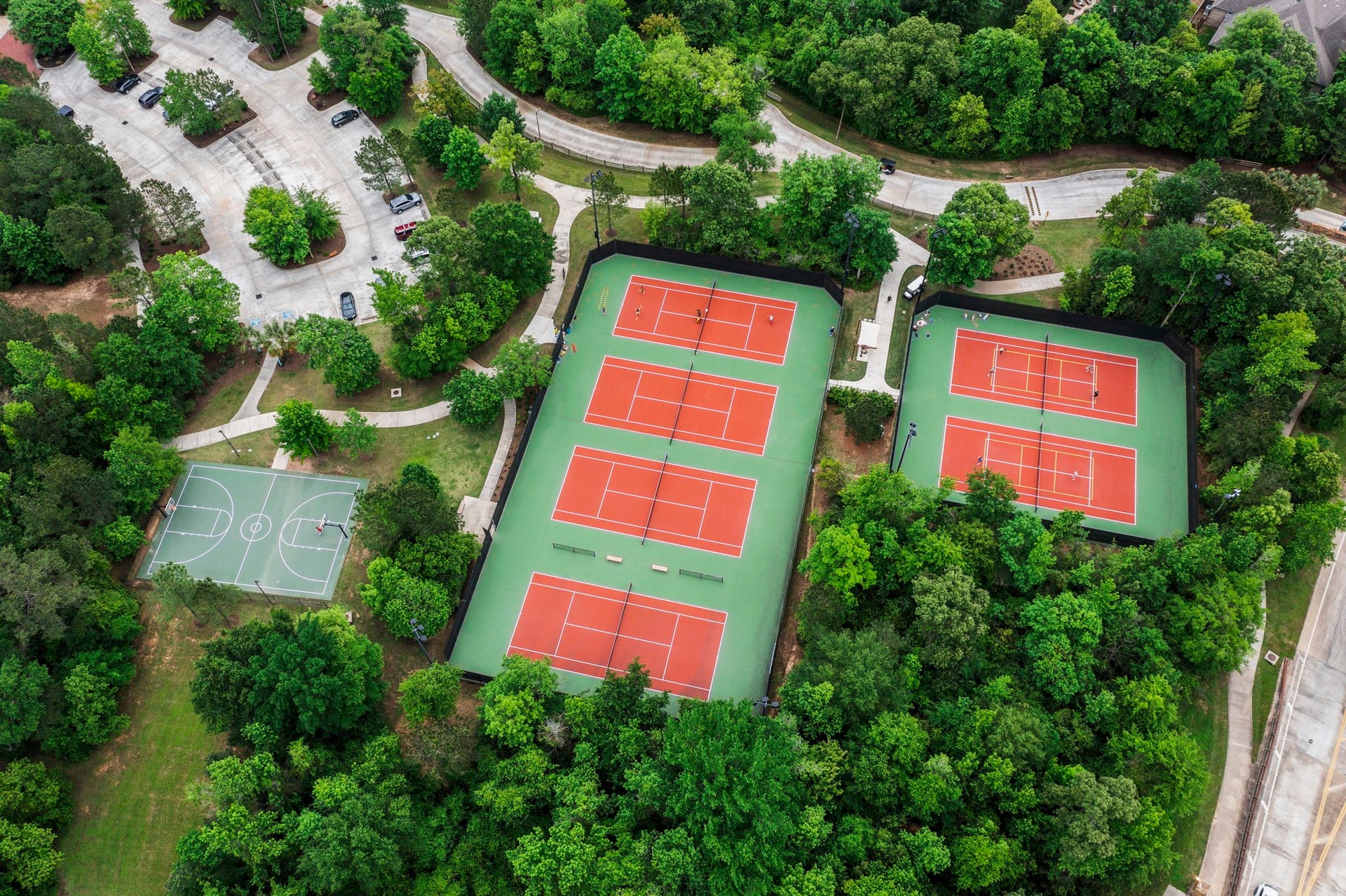 Discover the incredible Woodforest lifestyle, offering endless amenities, beautiful parks, scenic walking and biking trails, resort-style pools, splash pads, and year-round community activities! Enjoy the convenience of Harvest Market, restaurants, coffee shops, shopping, and so much moreall just minutes away or a short golf cart ride from home!