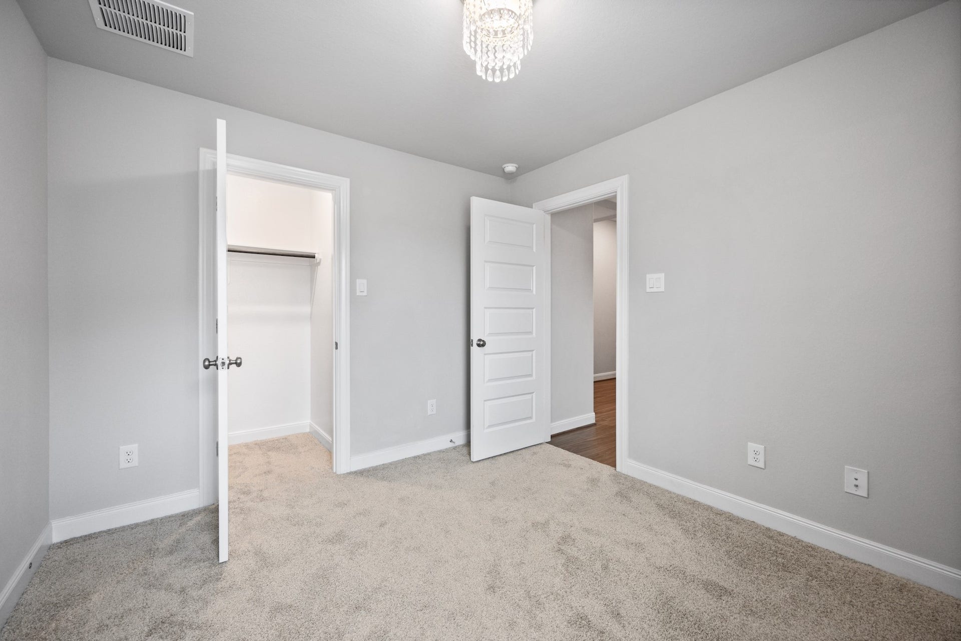 11403 Brookside Arbor Lane, Richmond, TX 77406 The plus of center-positioned rooms? This middle bedroom flaunts its large walk-in closet.