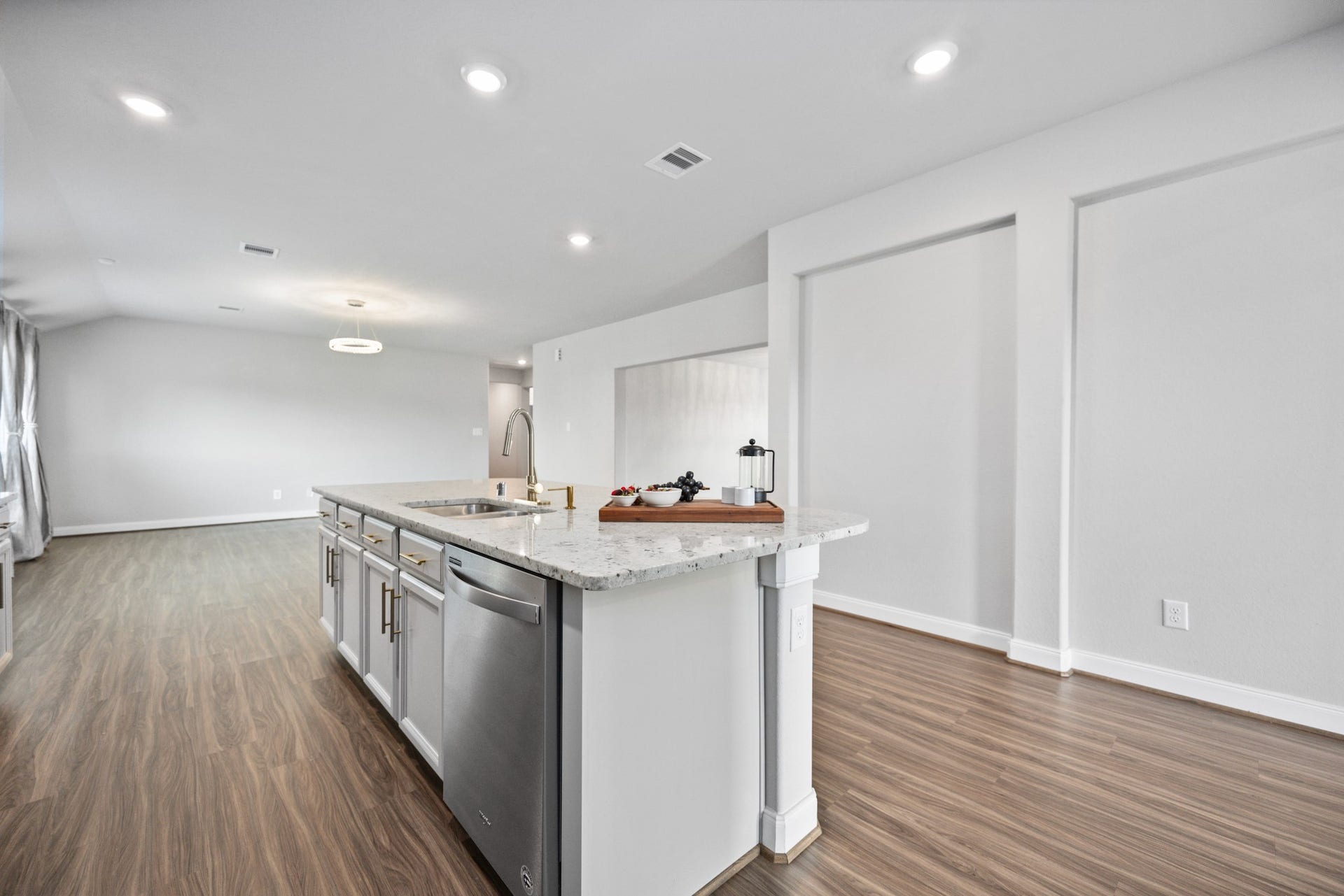 11403 Brookside Arbor Lane, Richmond, TX 77406 Let your cooking talent shine on the expansive countertop space including an island with sink and a gooseneck pull-down faucet. Admire the large art nooks along the wall adjacent to the dining room.