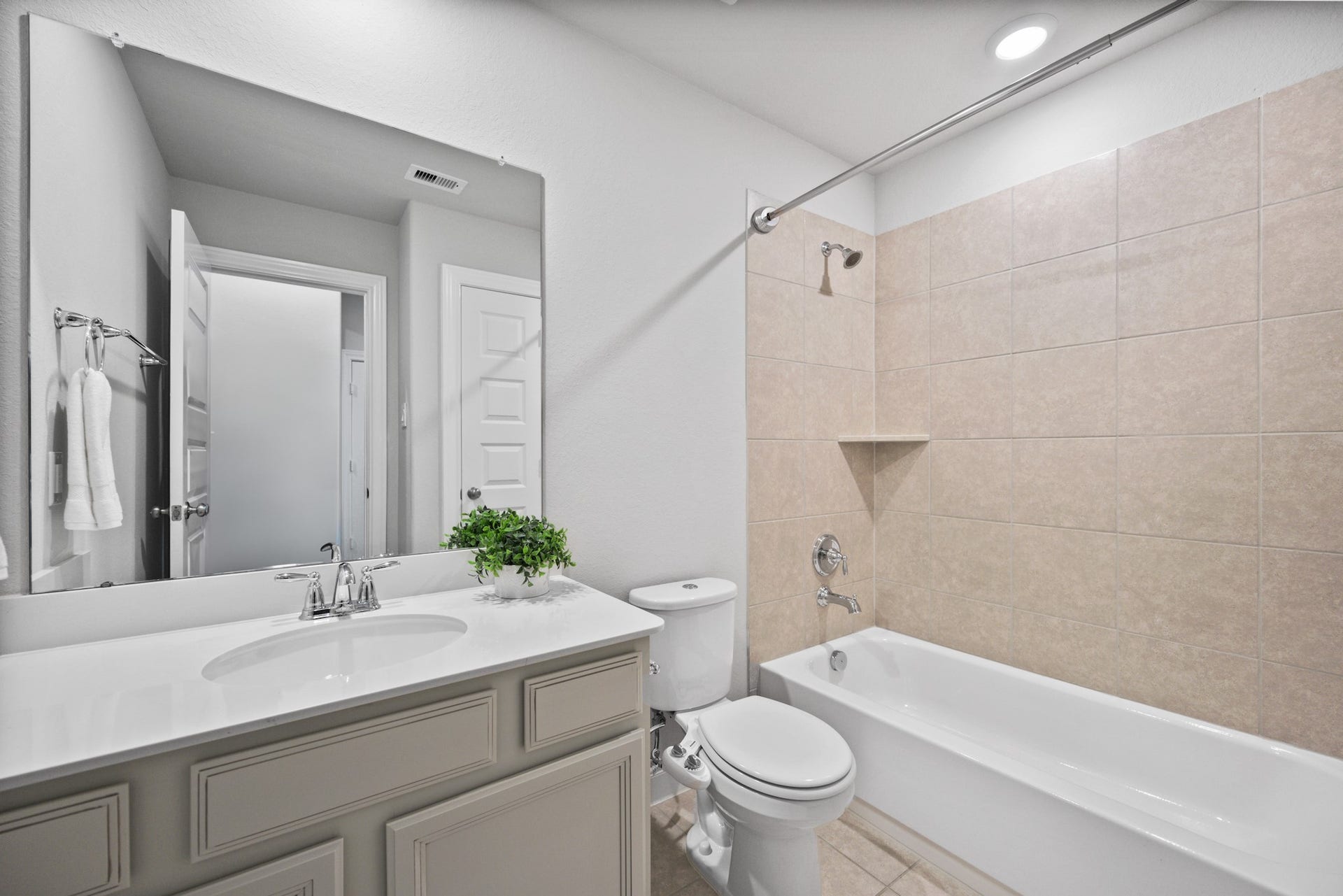 11403 Brookside Arbor Lane, Richmond, TX 77406 Have a quick refresh in this conveniently located hall bathroom, adorned with timeless neutral finishes.