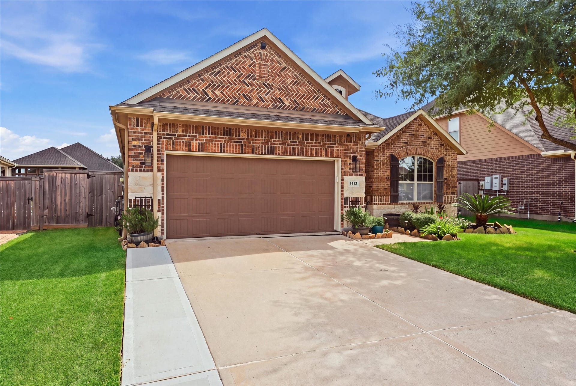 1413 Silver Rings Court, Pearland, TX 77581 Room to park and actually get out of your vehicle.