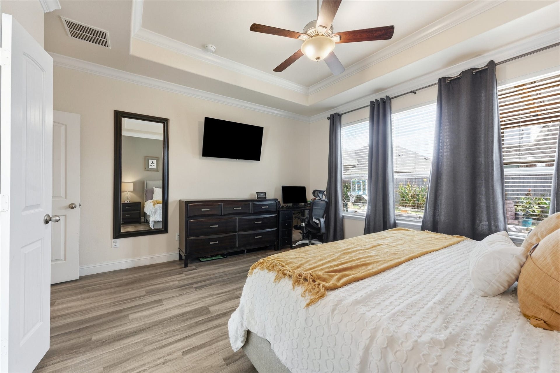 1413 Silver Rings Court, Pearland, TX 77581 Spacious primary bedroom with elegant tray ceiling, abundant natural light, and modern flooring.