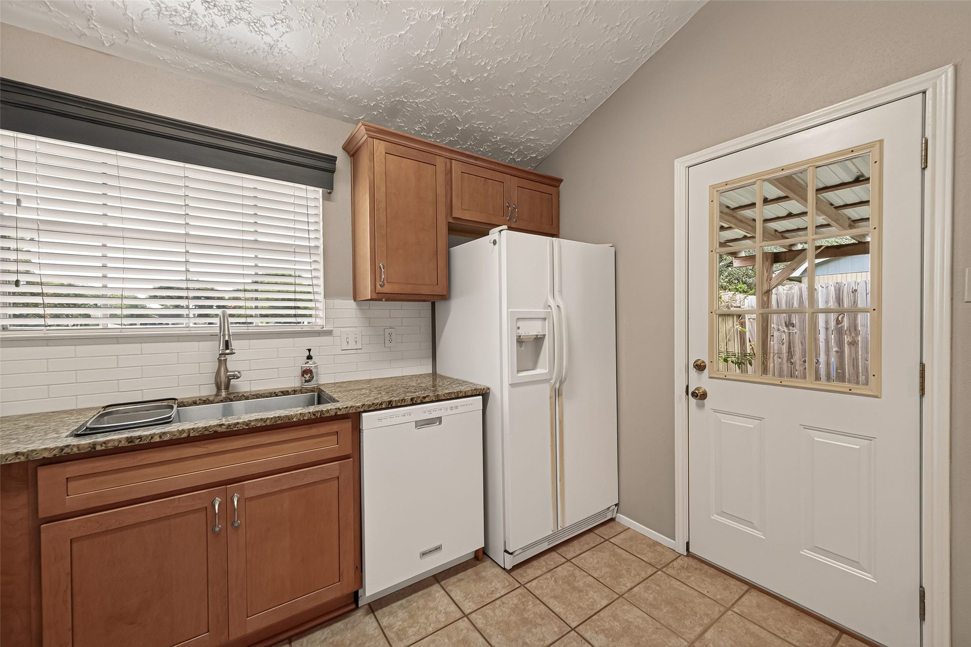 2811 Pheasant Creek Drive, Sugar Land, TX 77498 Kitchen and breakfast area provide easy access to the covered outdoor living space.