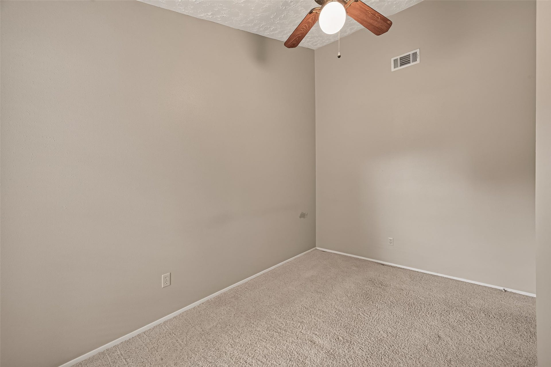 2811 Pheasant Creek Drive, Sugar Land, TX 77498 Additional bedroom offering flexible space for guests, office or hobbies.