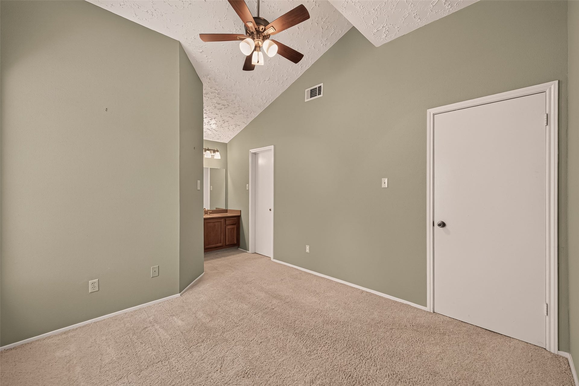 2811 Pheasant Creek Drive, Sugar Land, TX 77498 Primary vanity with abundant counter space and storage.