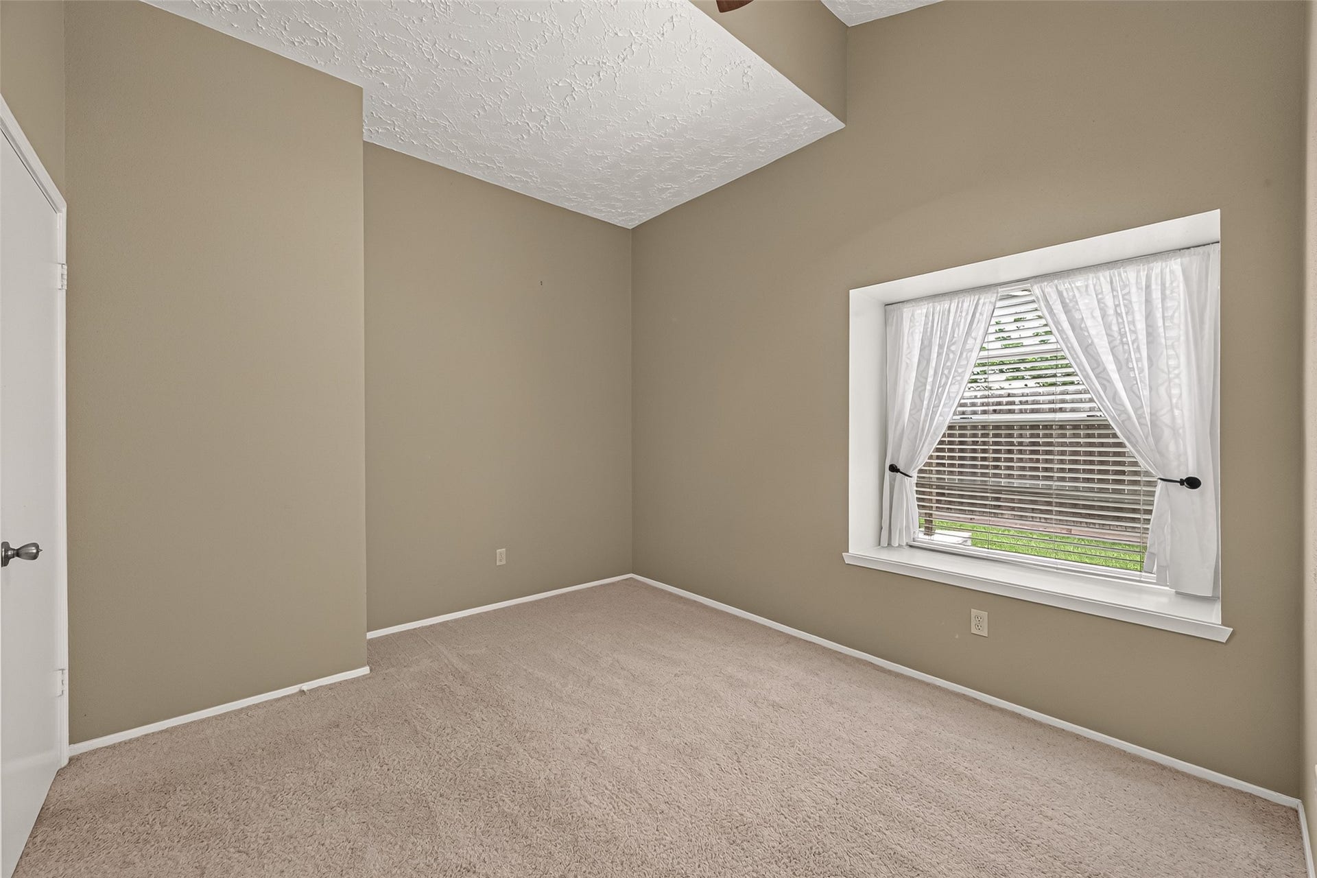 2811 Pheasant Creek Drive, Sugar Land, TX 77498 Bedroom with vaulted ceiling and large window.