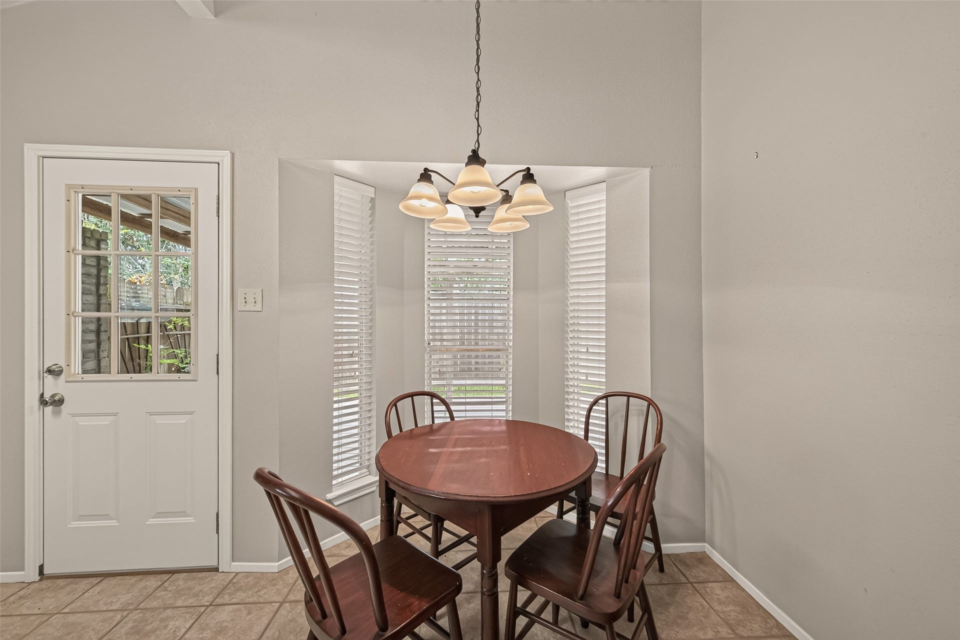 2811 Pheasant Creek Drive, Sugar Land, TX 77498 Dining and breakfast area positioned conveniently beside the kitchen.