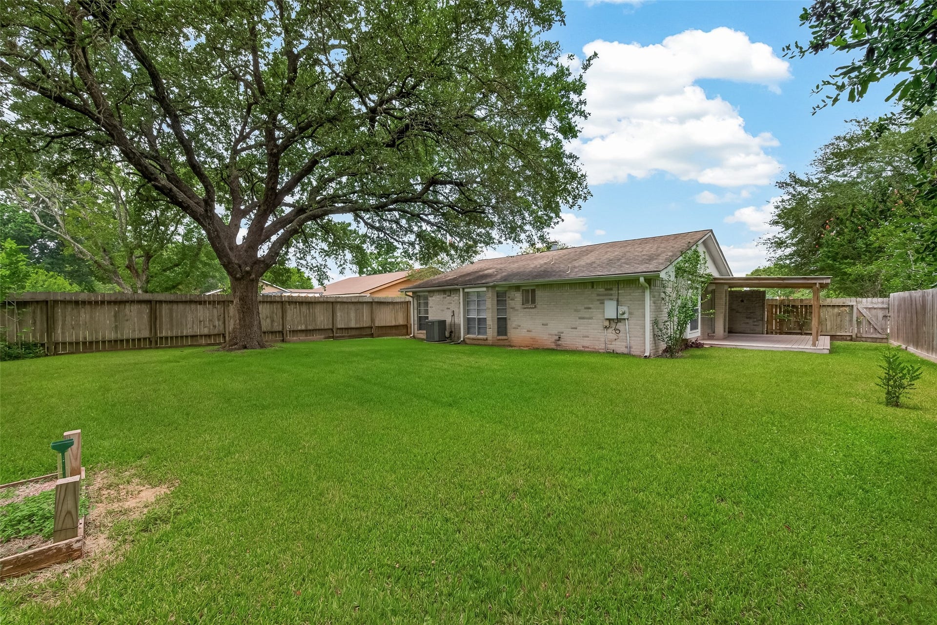 2811 Pheasant Creek Drive, Sugar Land, TX 77498 Expansive backyard offers plenty of room for play, pets, gardening or entertaining.