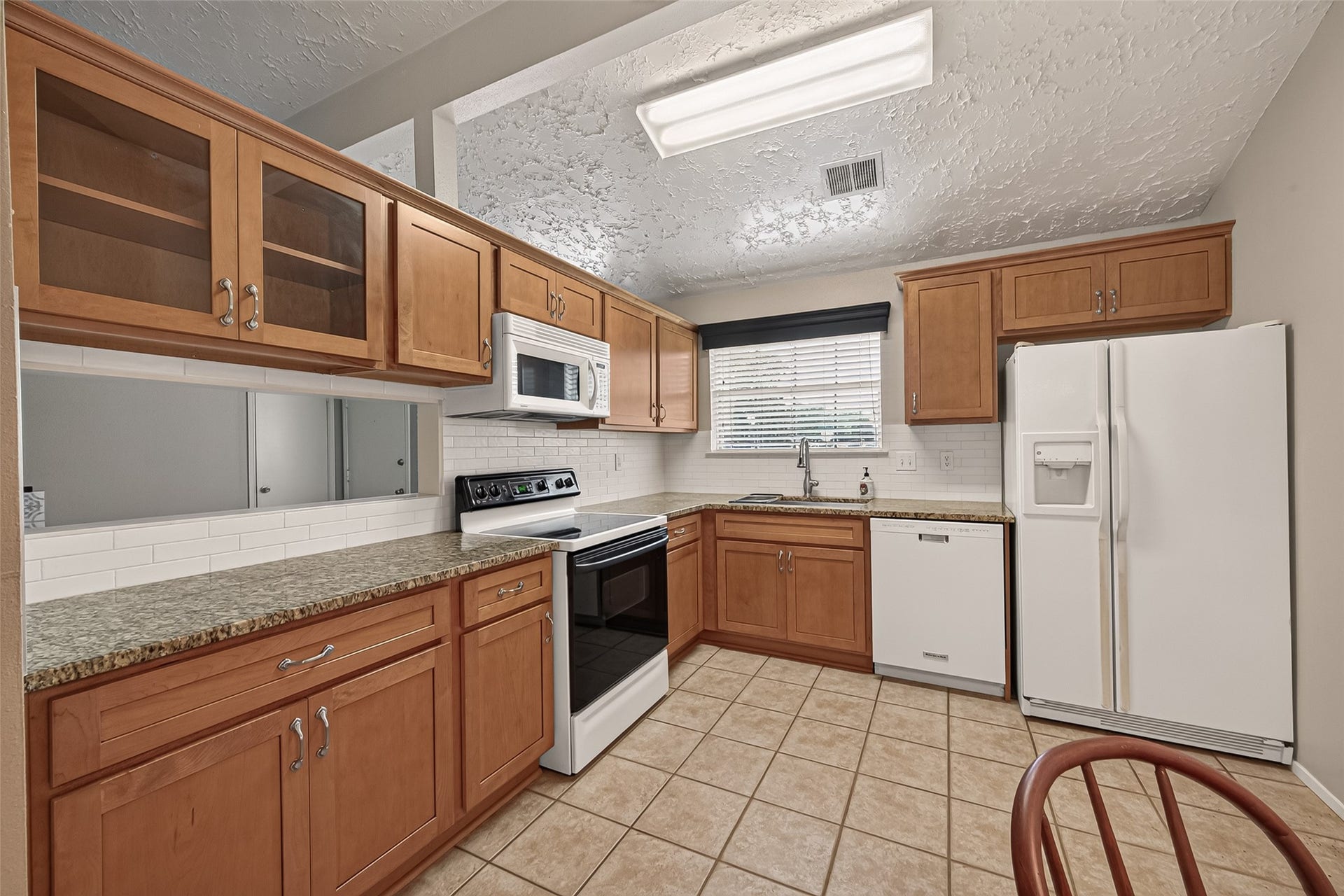 2811 Pheasant Creek Drive, Sugar Land, TX 77498 Well-designed kitchen with abundant cabinetry, generous counter space and tile flooring.