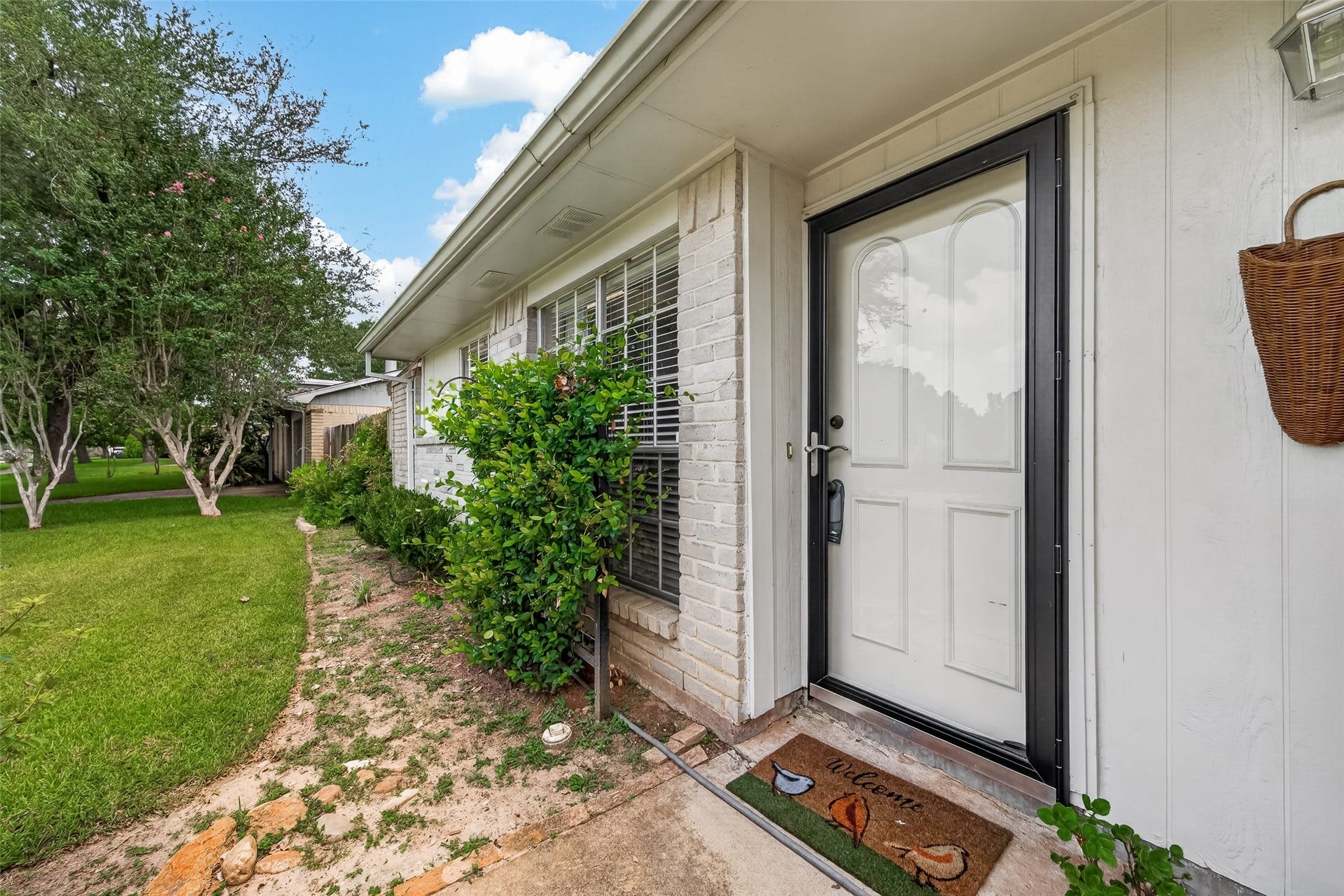 2811 Pheasant Creek Drive, Sugar Land, TX 77498 Covered front entry welcomes you inside.