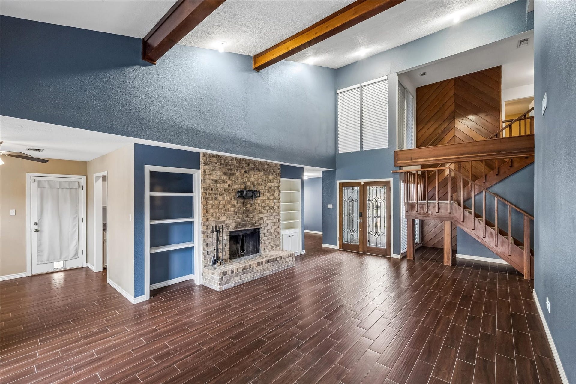 16607 Sunlight Way, Houston, TX 77058 Built ins