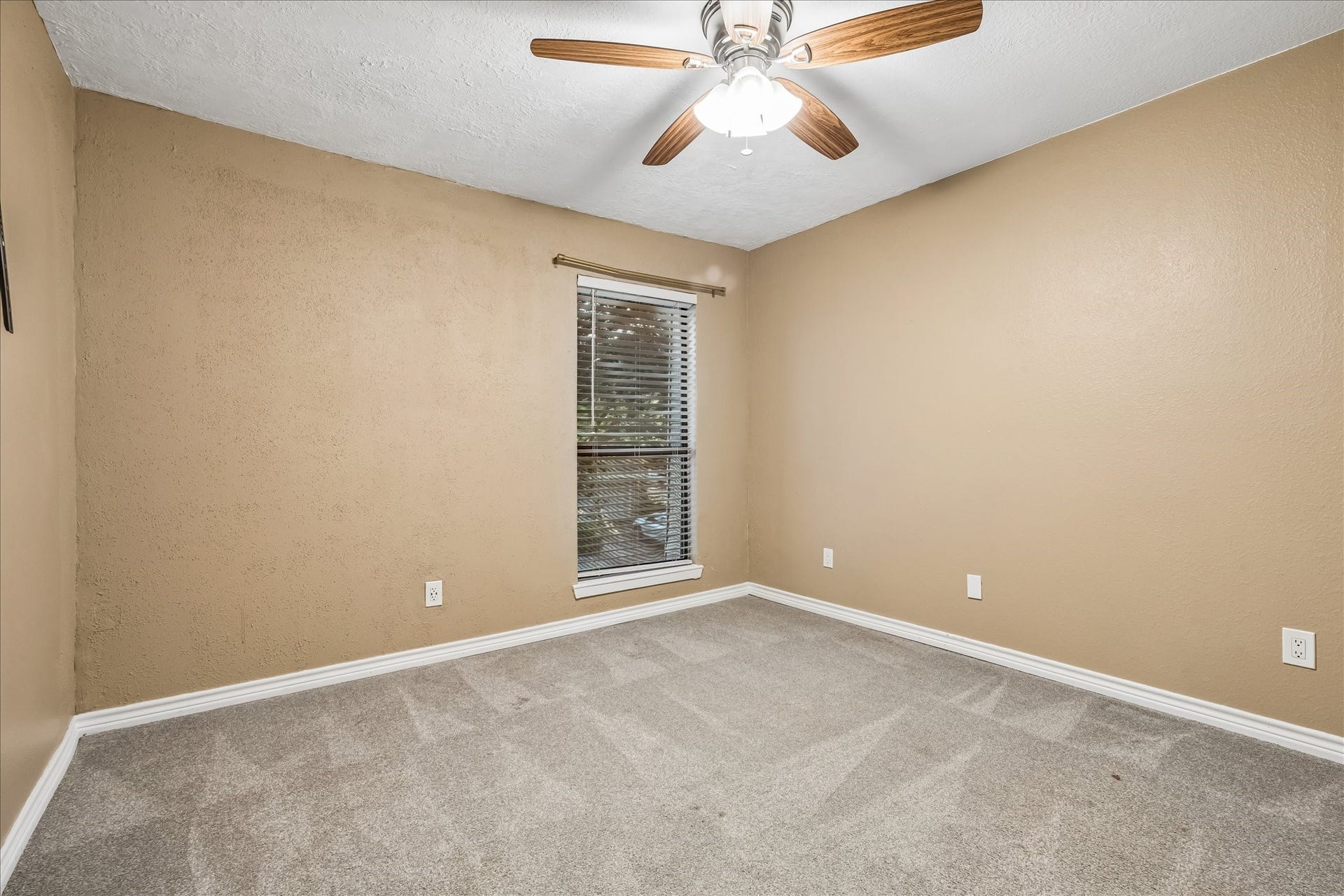 16607 Sunlight Way, Houston, TX 77058 2nd bedroom
