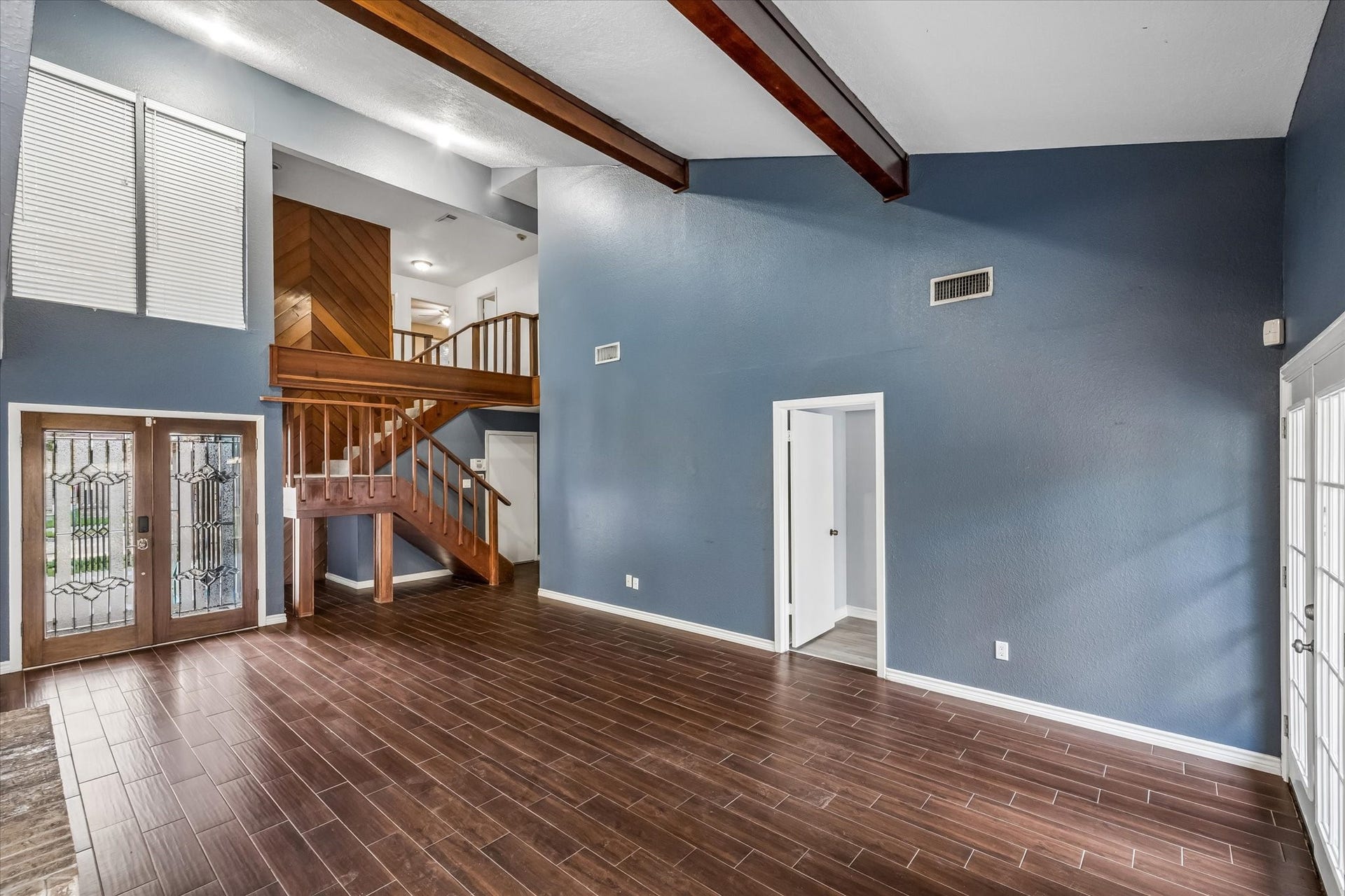 16607 Sunlight Way, Houston, TX 77058 ;iving area