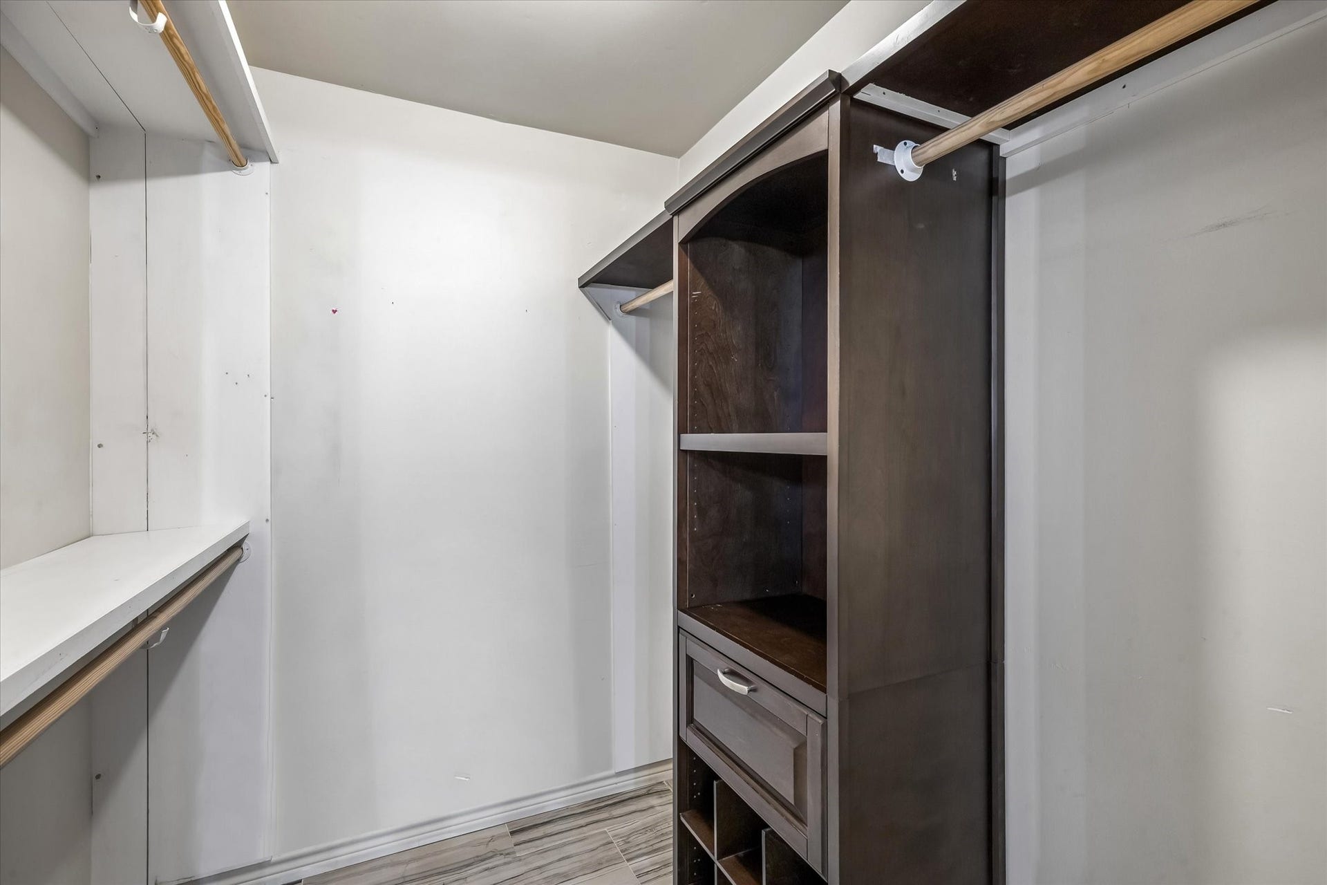 16607 Sunlight Way, Houston, TX 77058 primary closet