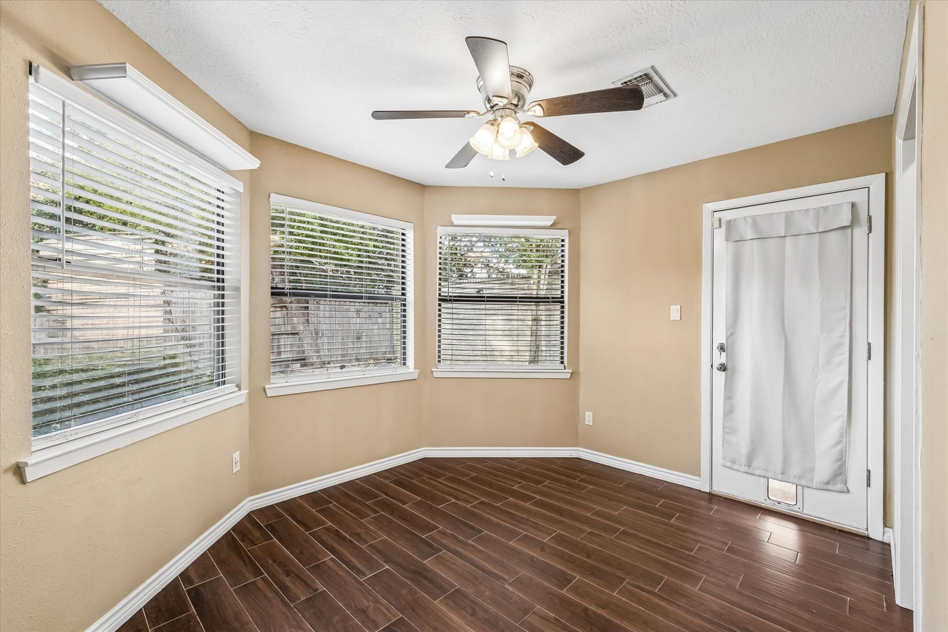 16607 Sunlight Way, Houston, TX 77058 Breakfast area