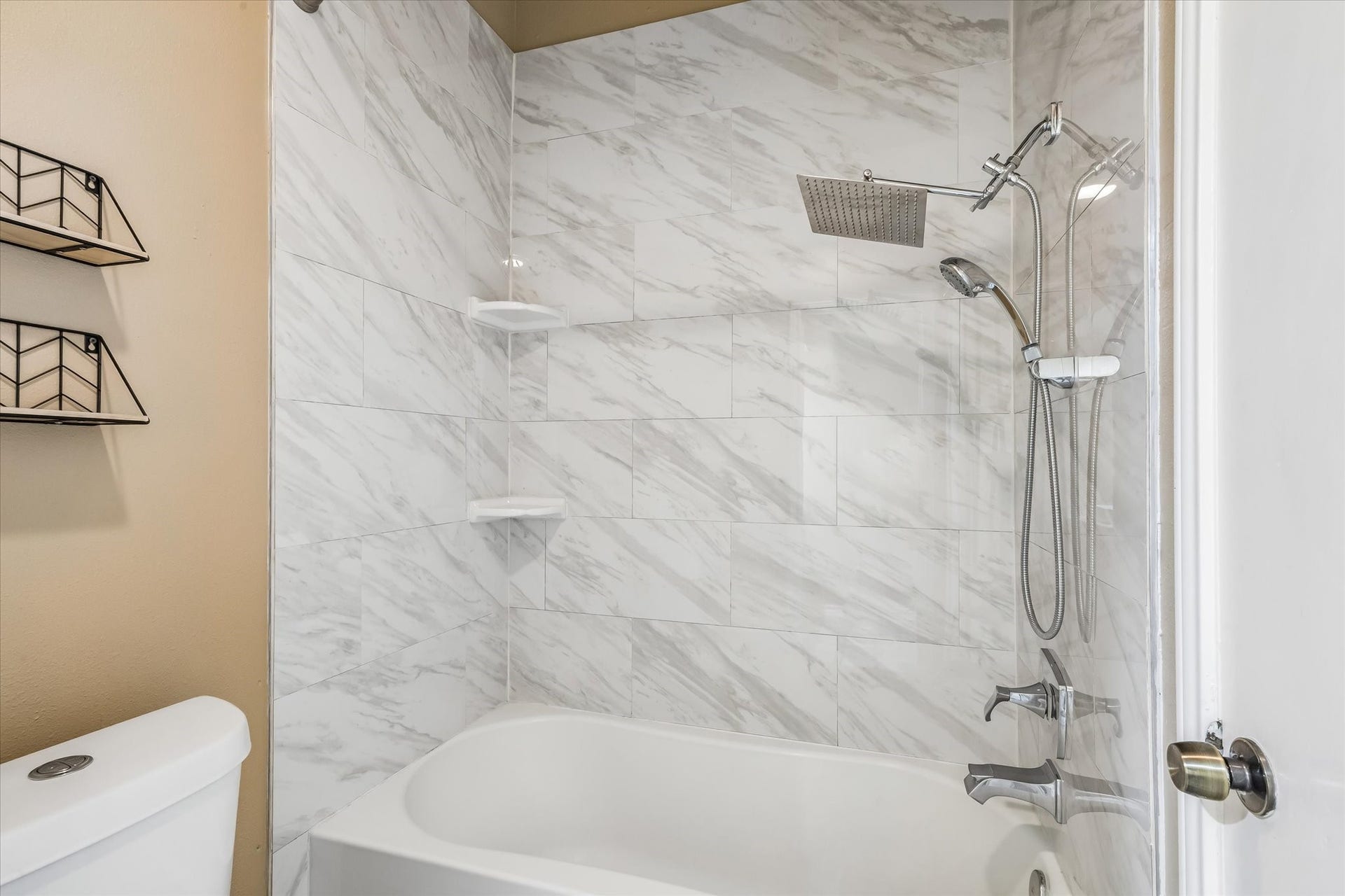 16607 Sunlight Way, Houston, TX 77058 upstairs bathroom