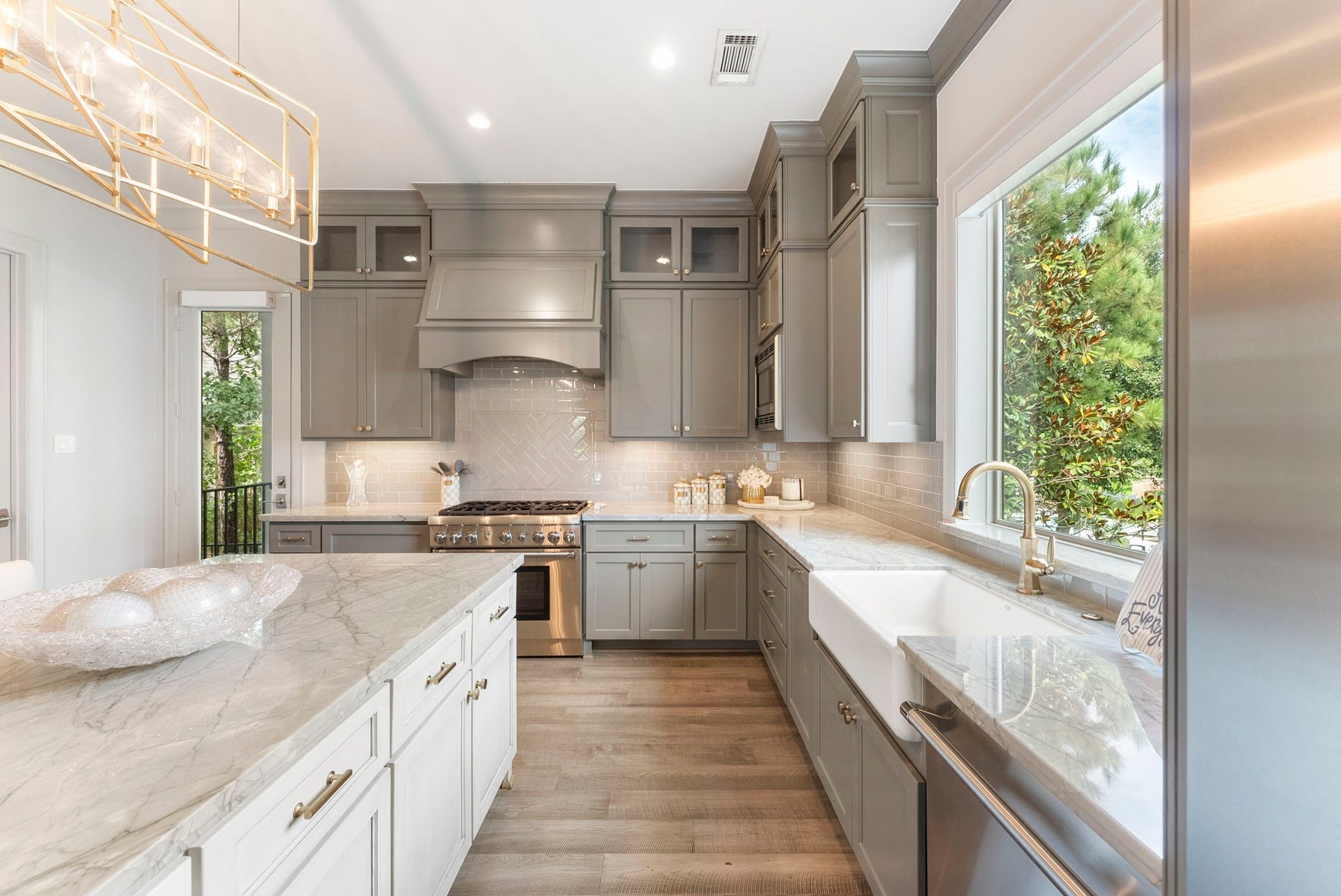 10 Nautical Terrace Way, The Woodlands, TX 77380 Abundant custom cabinetry to the ceiling, under-cabinet lighting and a garden-view window over the sink make daily cooking both practical and beautiful.