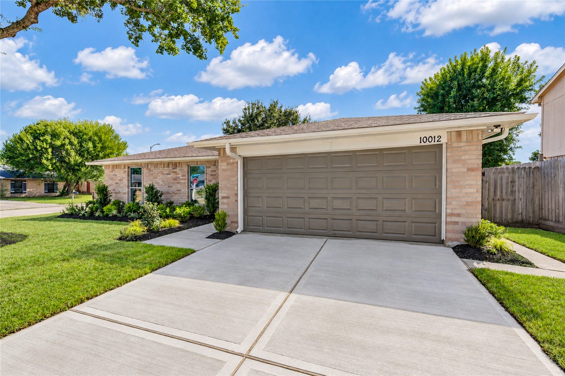10012 Hummingbird Street, La Porte, TX 77571 10012 Hummingbird Street, La Porte, TX 77571