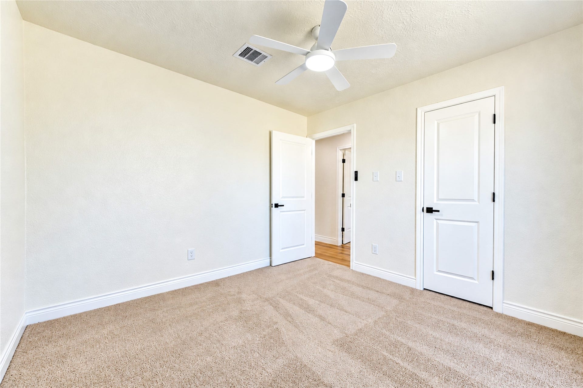 10012 Hummingbird Street, La Porte, TX 77571 10012 Hummingbird Street, La Porte, TX 77571