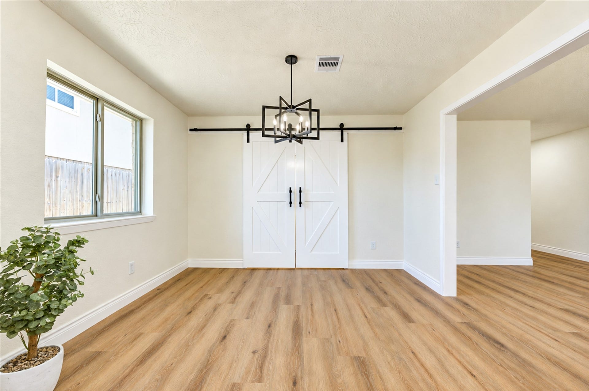 10012 Hummingbird Street, La Porte, TX 77571 10012 Hummingbird Street, La Porte, TX 77571