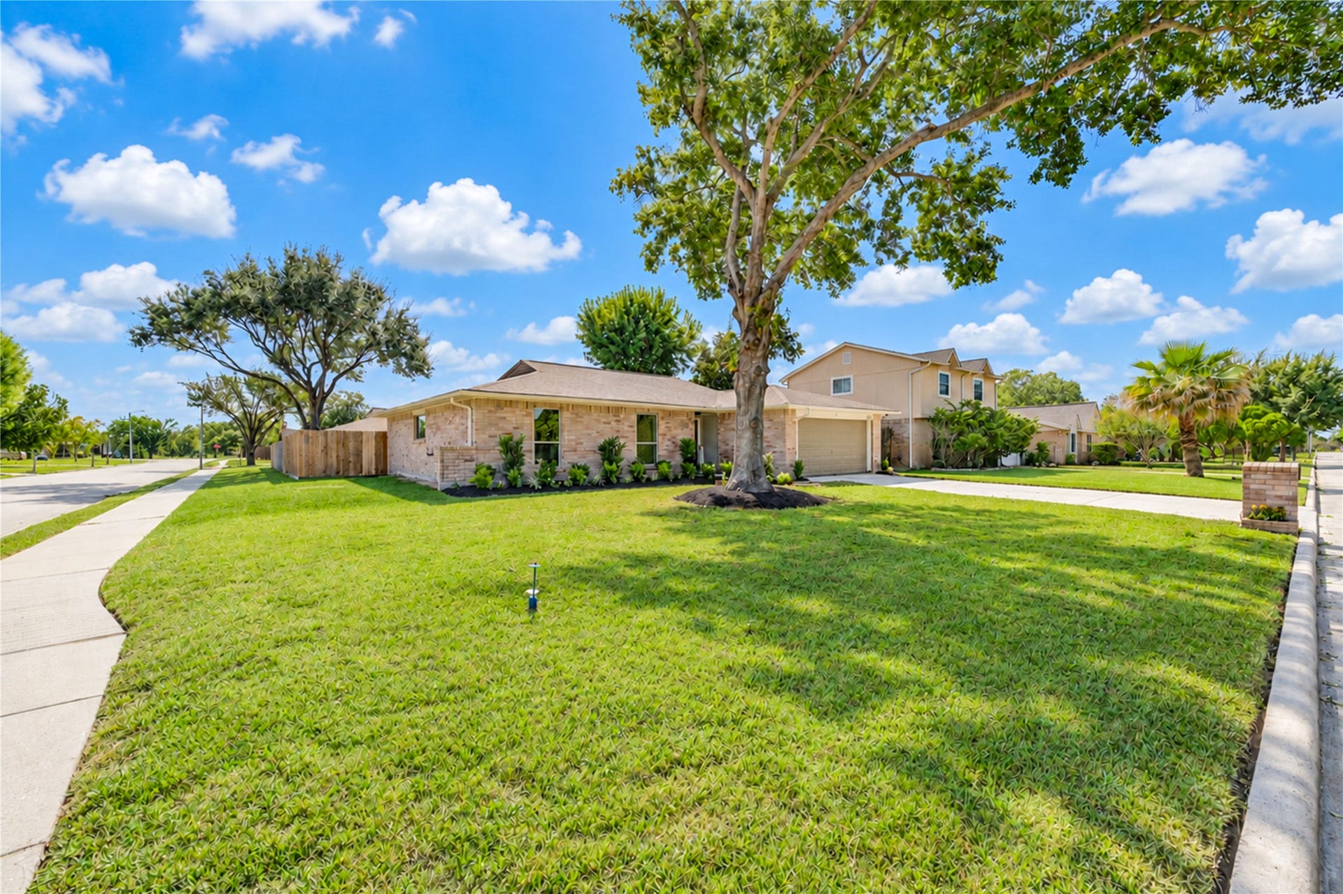 10012 Hummingbird Street, La Porte, TX 77571 10012 Hummingbird Street, La Porte, TX 77571