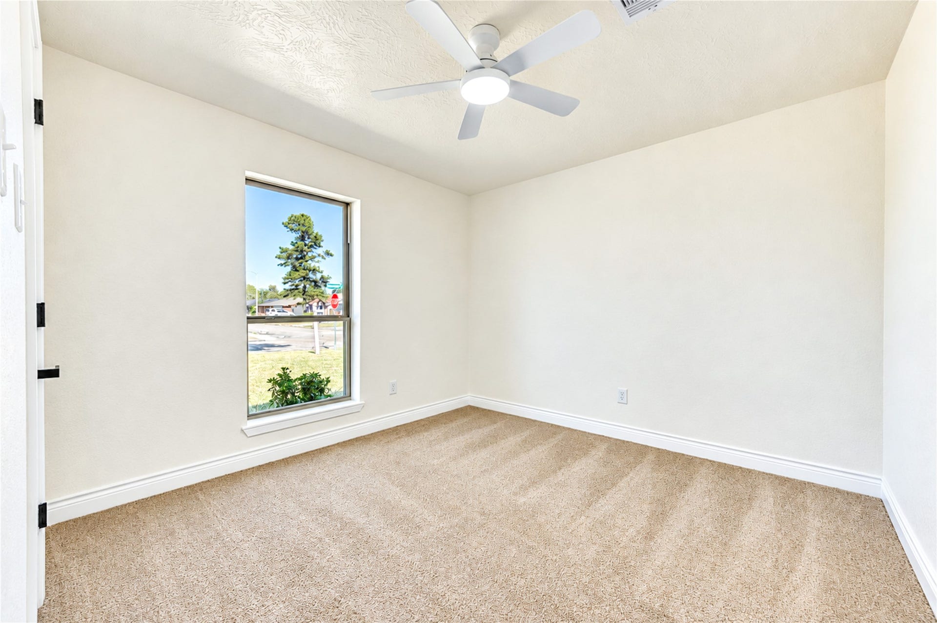 10012 Hummingbird Street, La Porte, TX 77571 10012 Hummingbird Street, La Porte, TX 77571