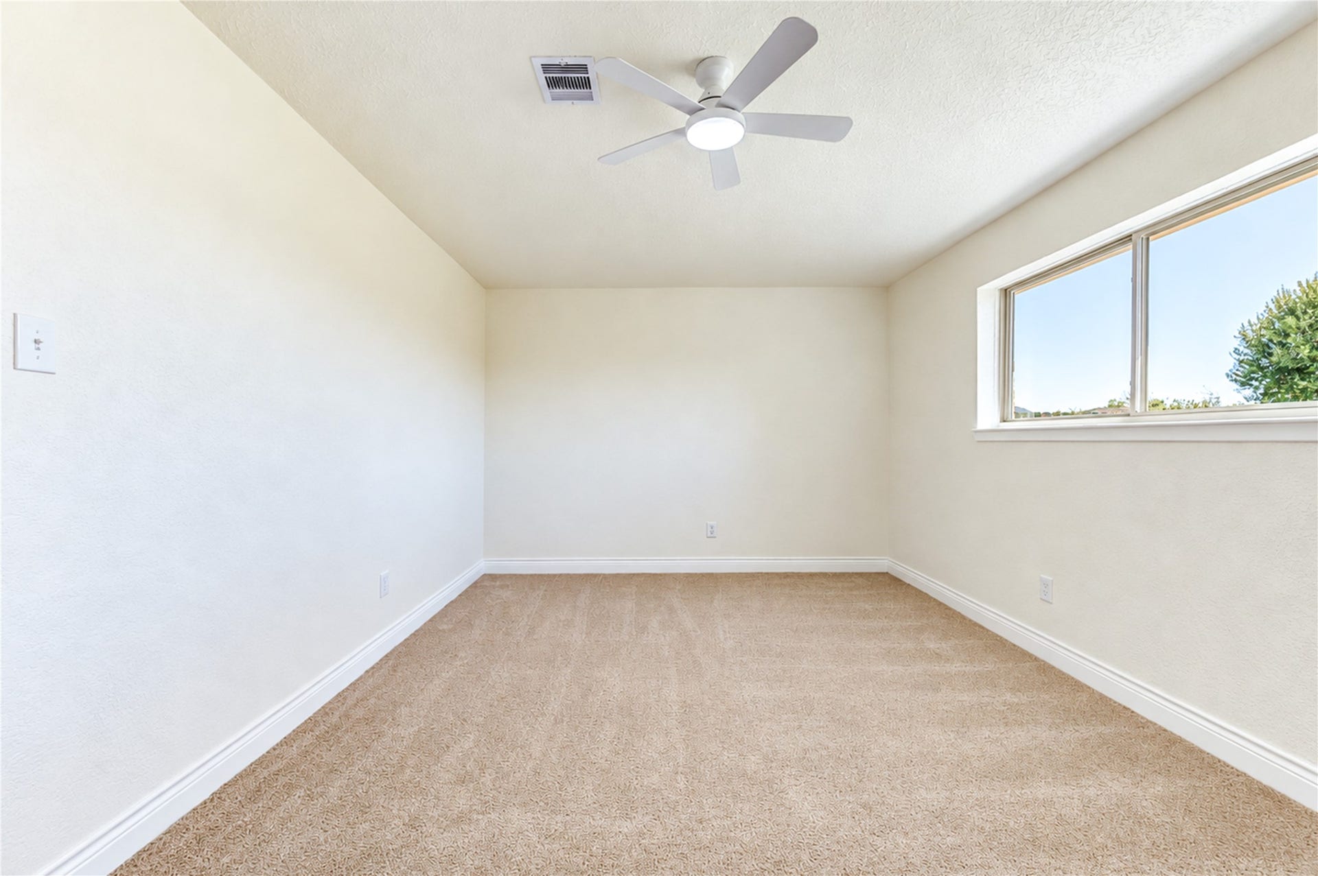 10012 Hummingbird Street, La Porte, TX 77571 10012 Hummingbird Street, La Porte, TX 77571