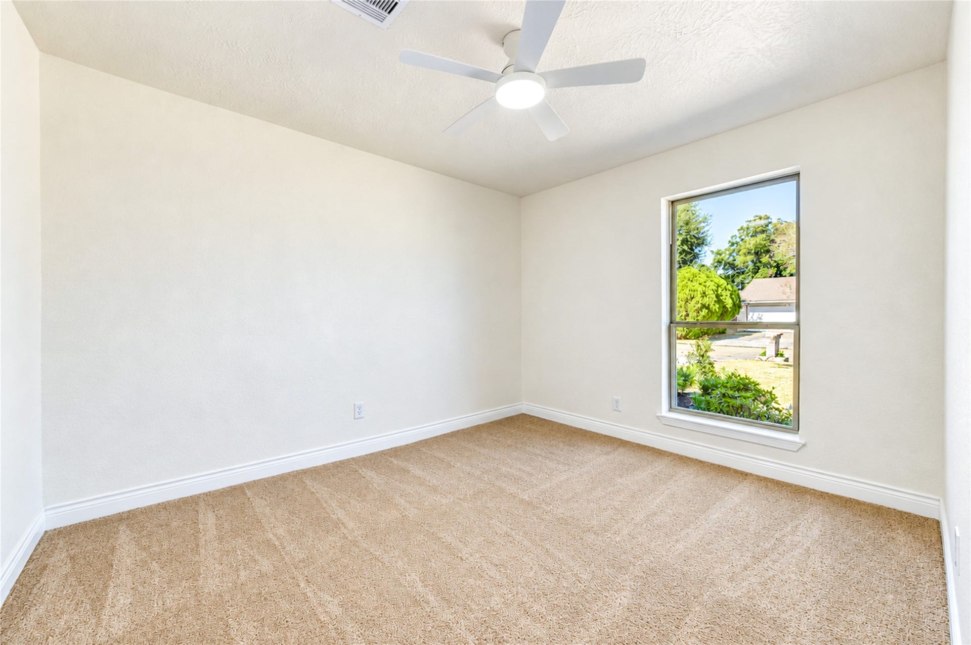 10012 Hummingbird Street, La Porte, TX 77571 10012 Hummingbird Street, La Porte, TX 77571