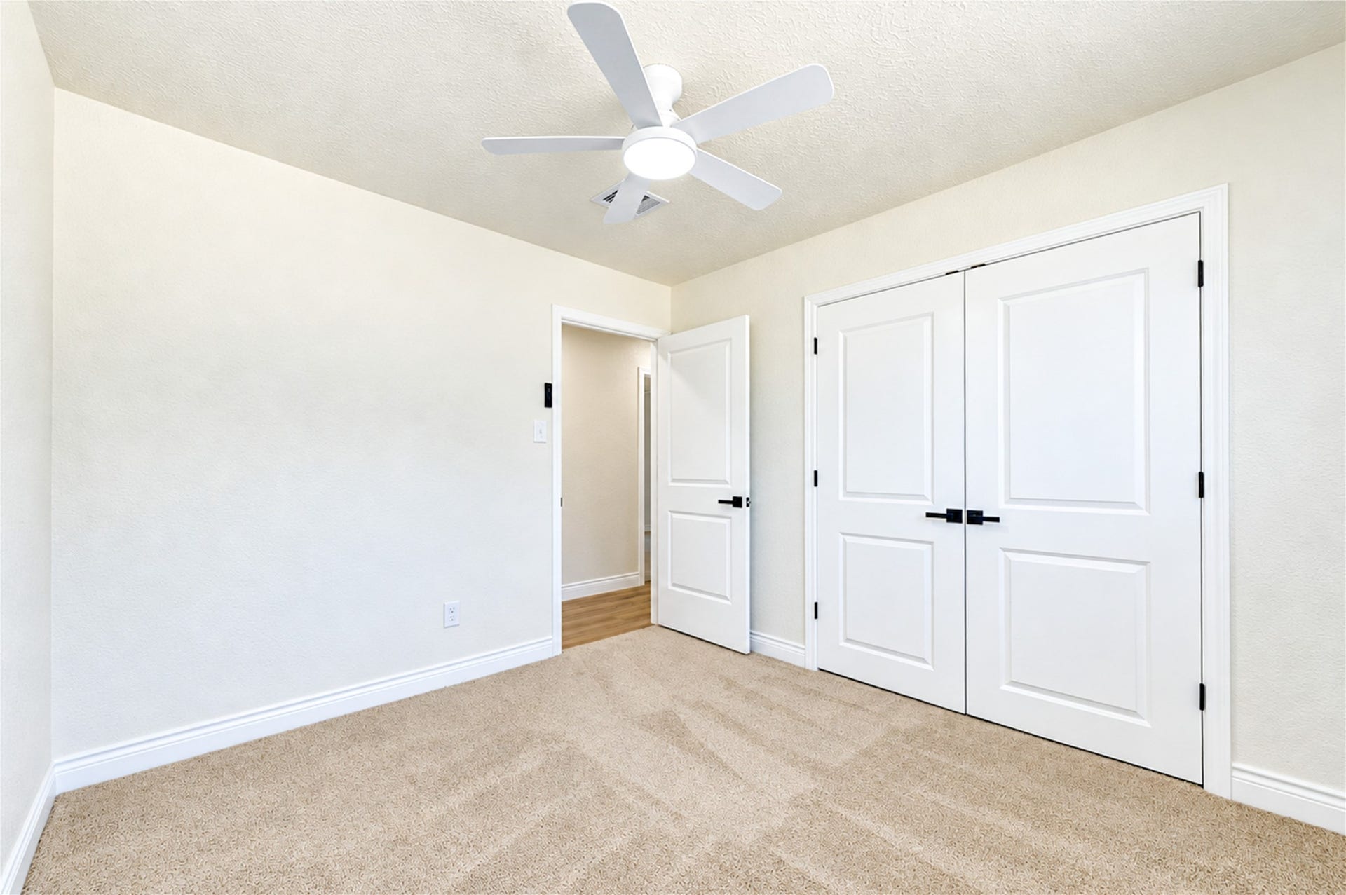 10012 Hummingbird Street, La Porte, TX 77571 10012 Hummingbird Street, La Porte, TX 77571
