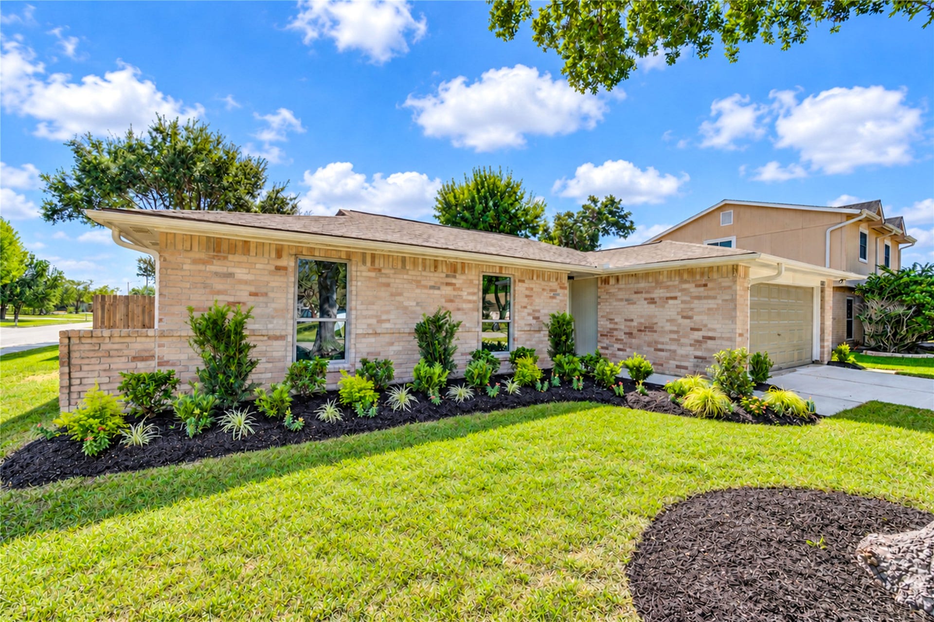 10012 Hummingbird Street, La Porte, TX 77571 10012 Hummingbird Street, La Porte, TX 77571