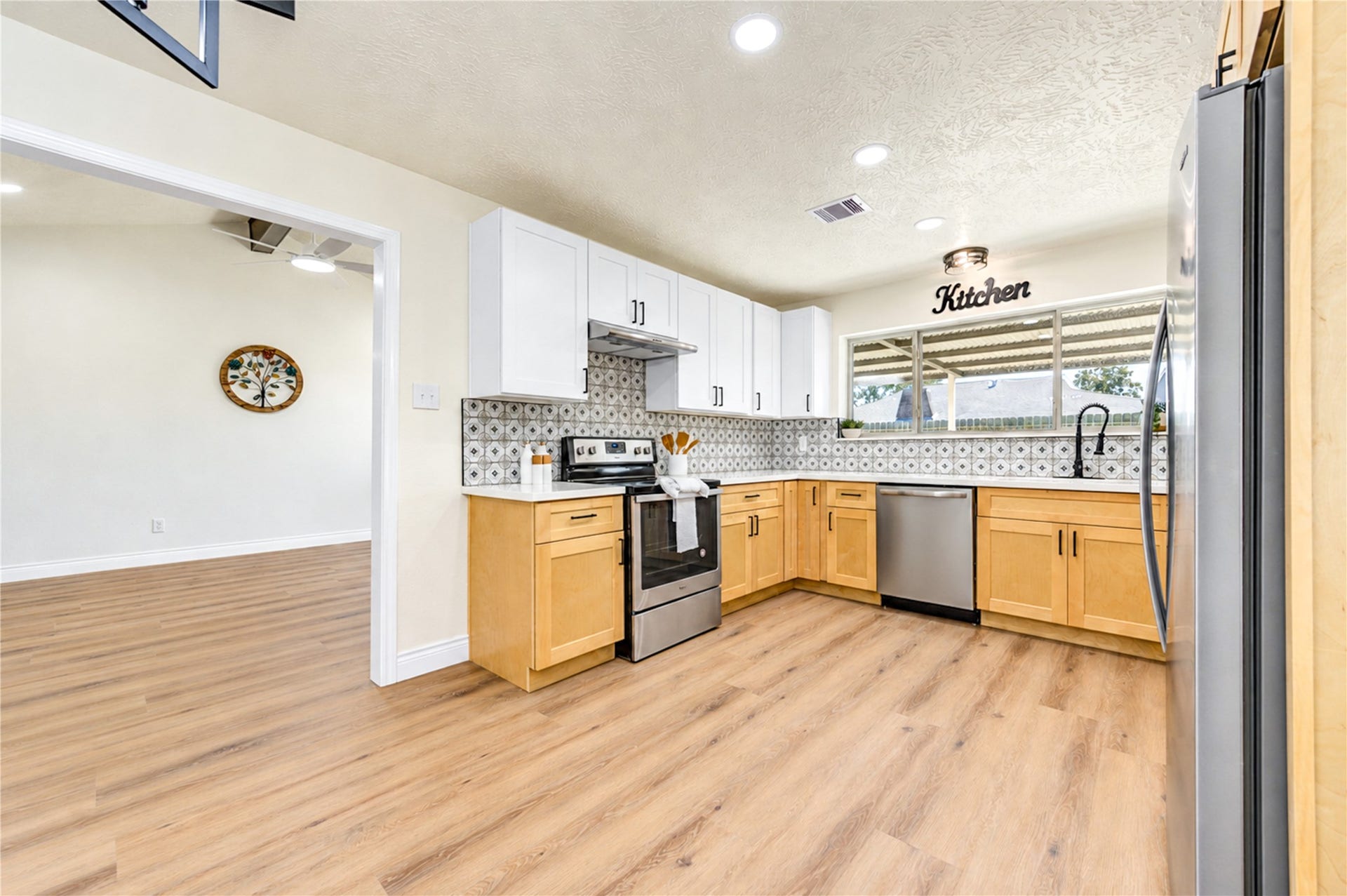 10012 Hummingbird Street, La Porte, TX 77571 10012 Hummingbird Street, La Porte, TX 77571
