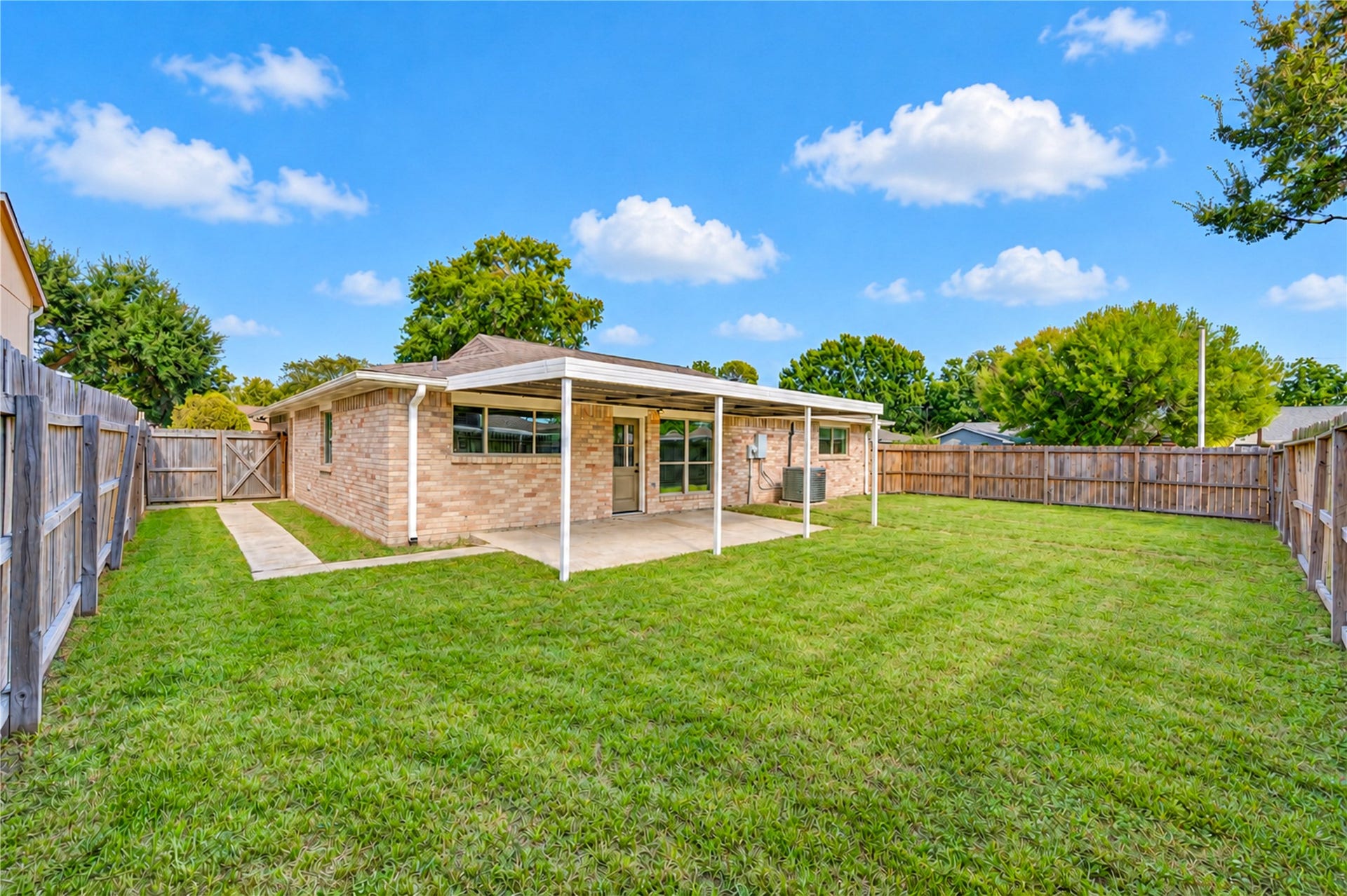 10012 Hummingbird Street, La Porte, TX 77571 10012 Hummingbird Street, La Porte, TX 77571