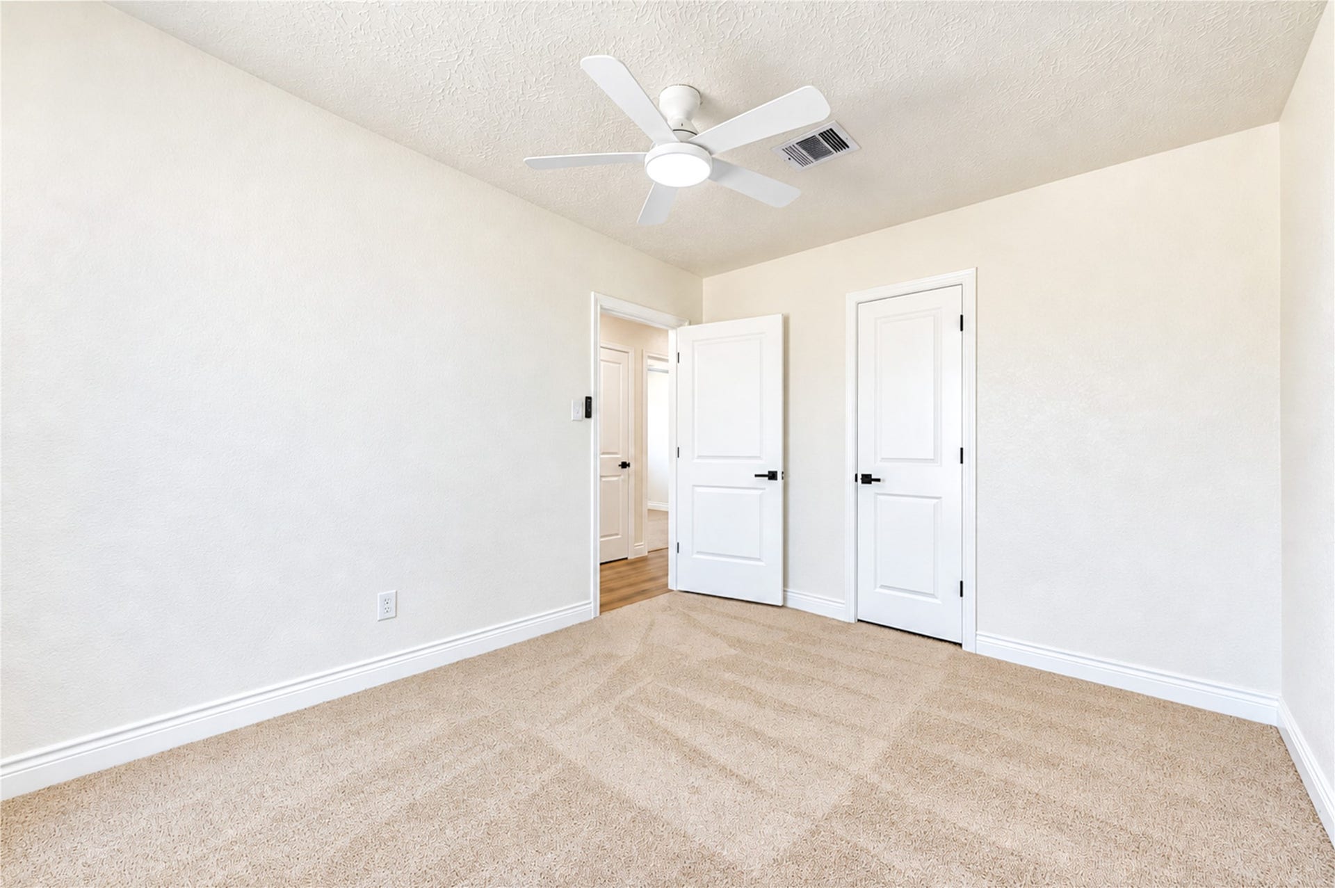 10012 Hummingbird Street, La Porte, TX 77571 10012 Hummingbird Street, La Porte, TX 77571