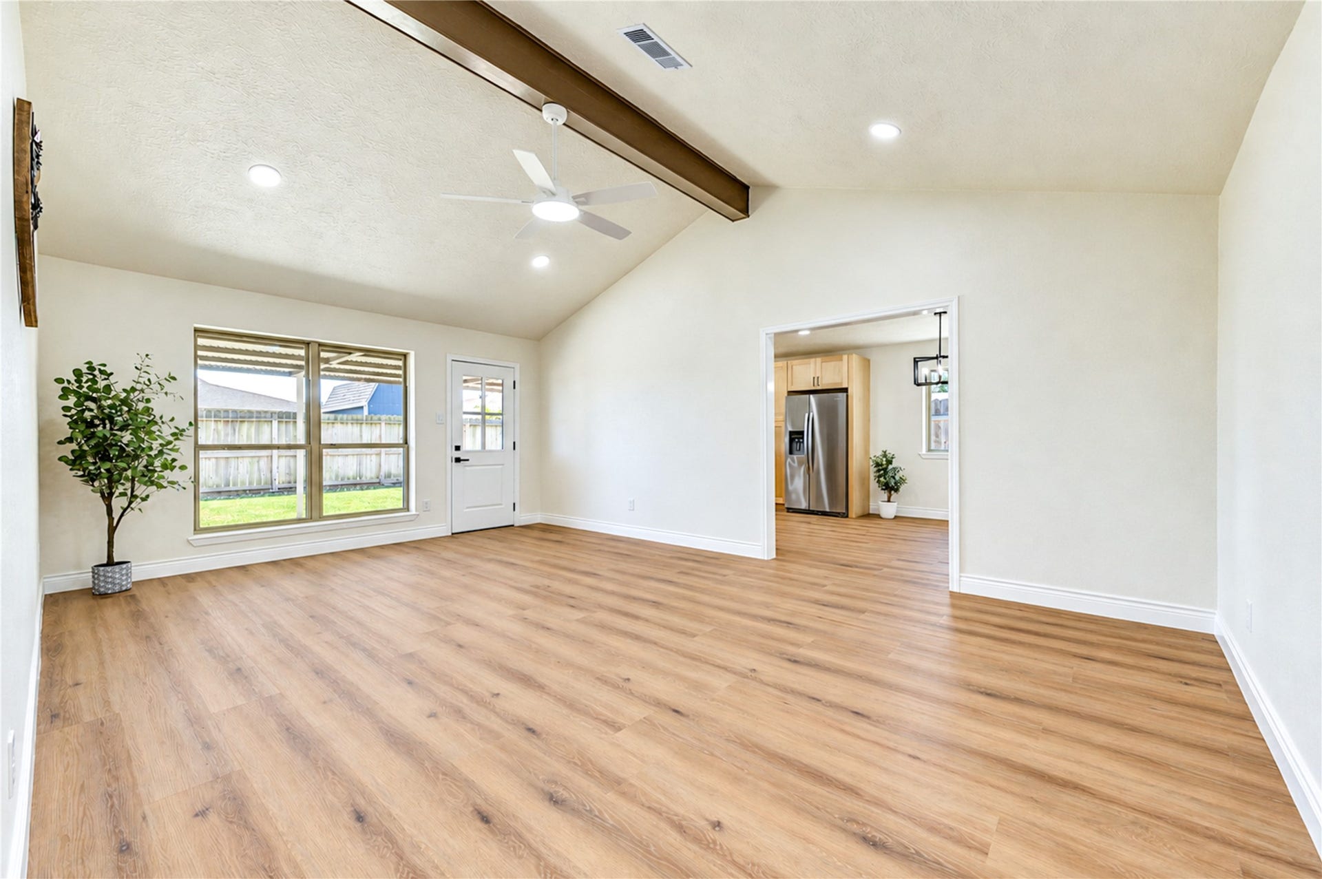 10012 Hummingbird Street, La Porte, TX 77571 10012 Hummingbird Street, La Porte, TX 77571