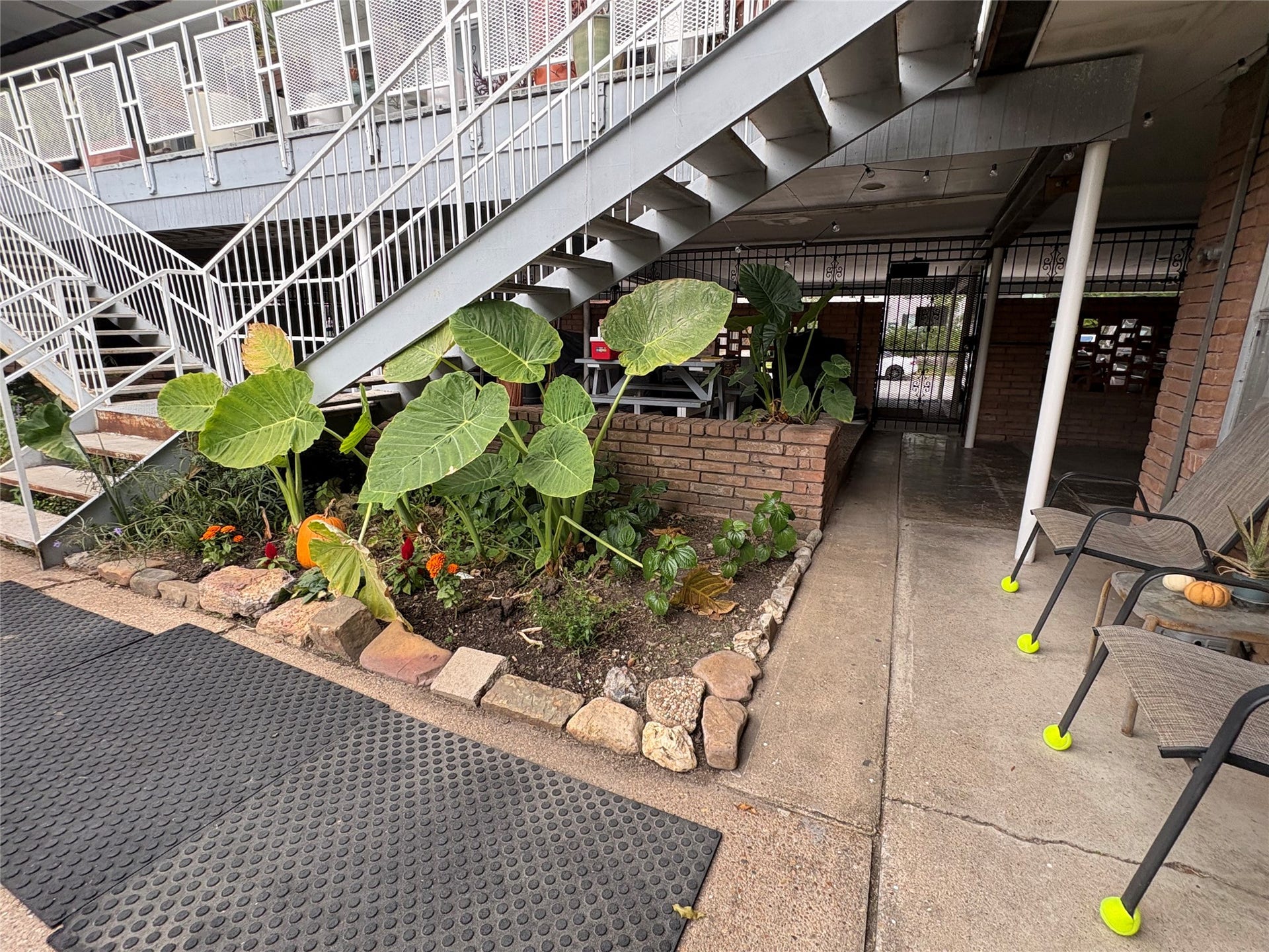 1915 Branard Street, #10, Houston, TX 77098 Your clean oasis with pic nic tables for outside dining
