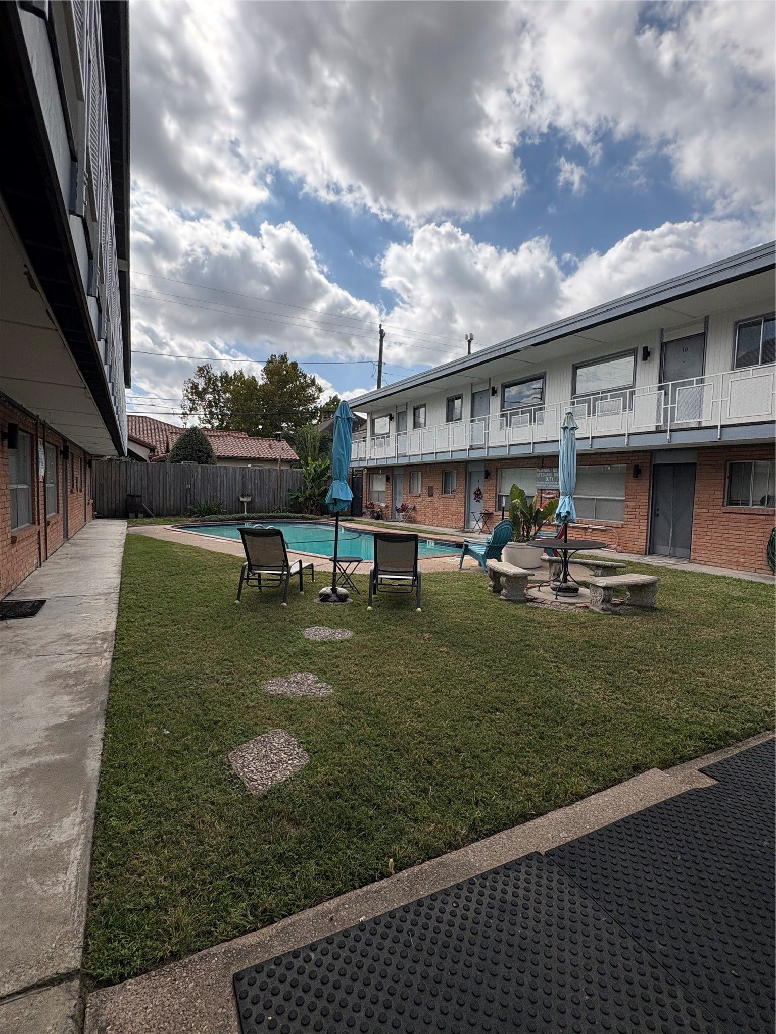 1915 Branard Street, #10, Houston, TX 77098 Courtyard with benches and seating