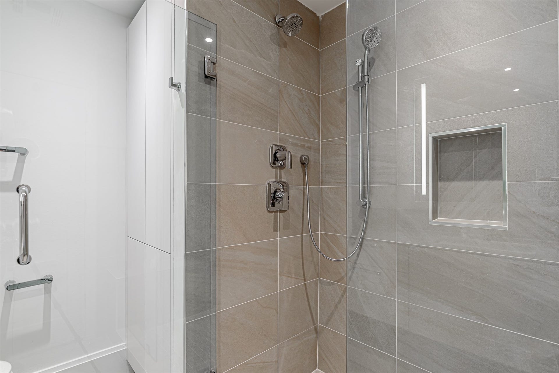 1701 Hermann Drive, #24B, Houston, TX 77004 Huge walk in shower with tile surround.