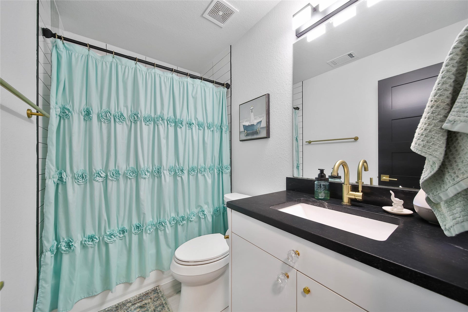 142 Pronghorn Place, Montgomery, TX 77316 Upstairs bathroom #1, separated from 2 other bedrooms and bathroom.