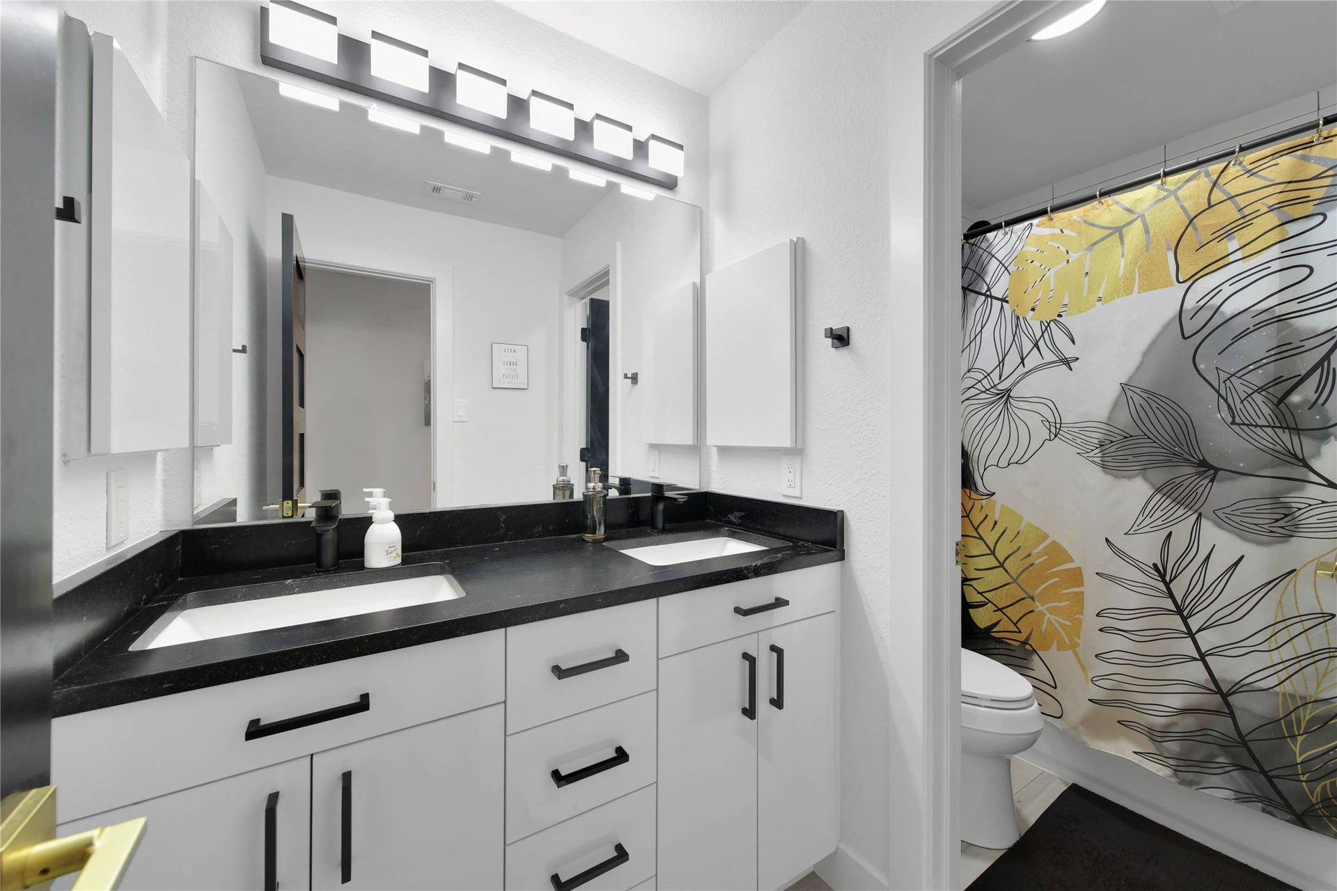 142 Pronghorn Place, Montgomery, TX 77316 Upstairs bathroom #2, located on same hallway as 2 other upstairs bedrooms.