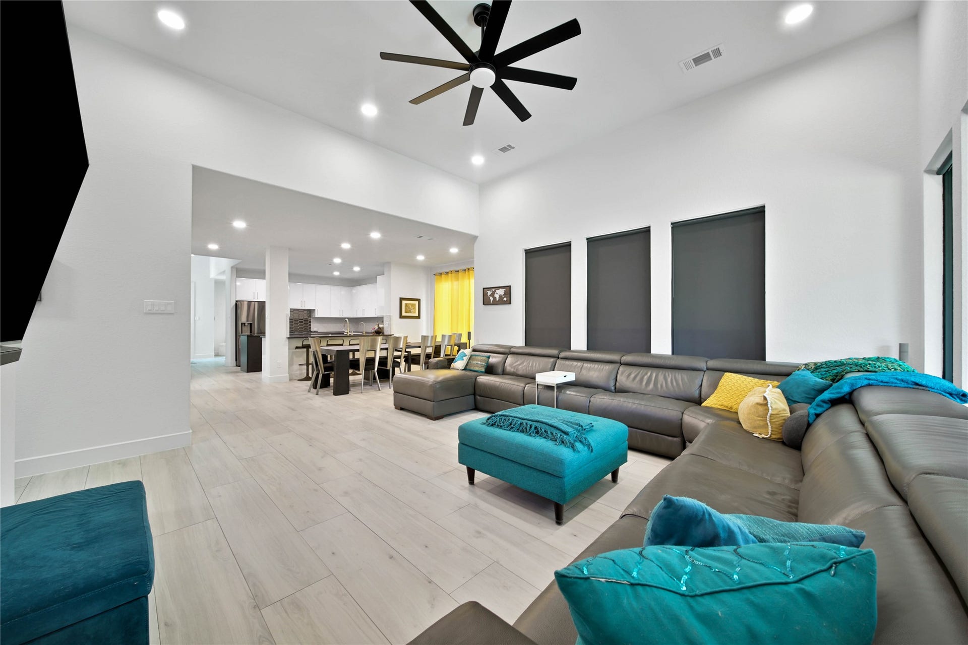 142 Pronghorn Place, Montgomery, TX 77316 Living, breakfast, and kitchen flow.