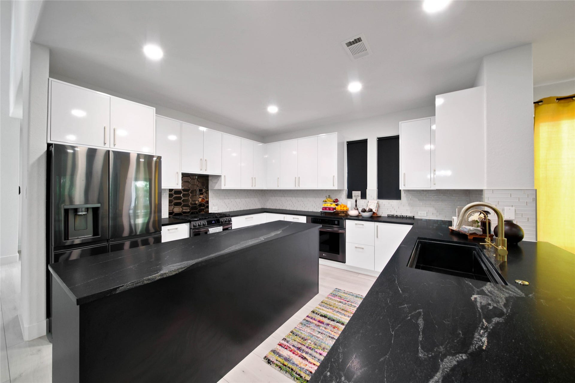 142 Pronghorn Place, Montgomery, TX 77316 Refrigerator stays. Soft gold hardware and faucets. Soft close EVERYTHING.