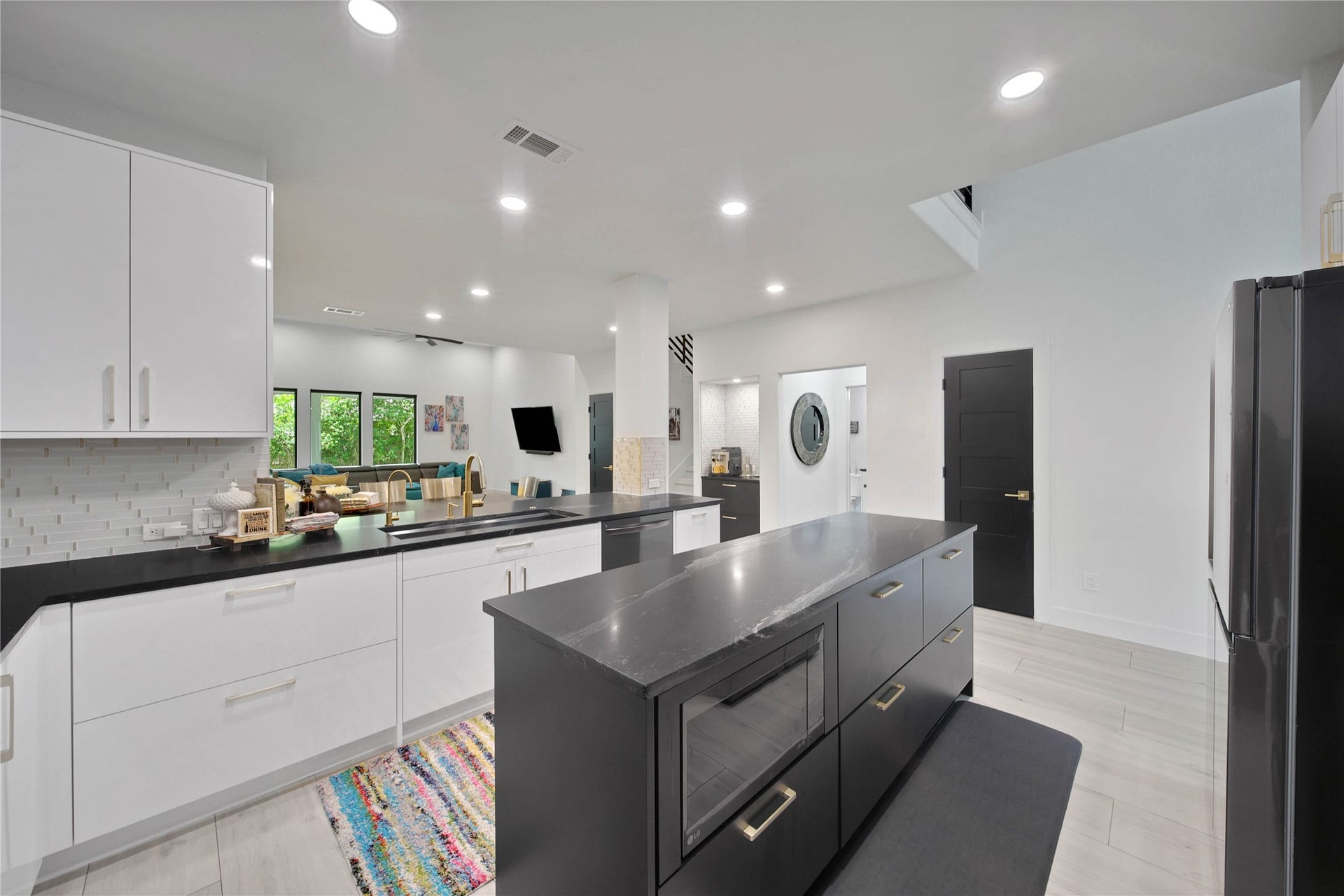 142 Pronghorn Place, Montgomery, TX 77316 Open to roomy breakfast area and living room.