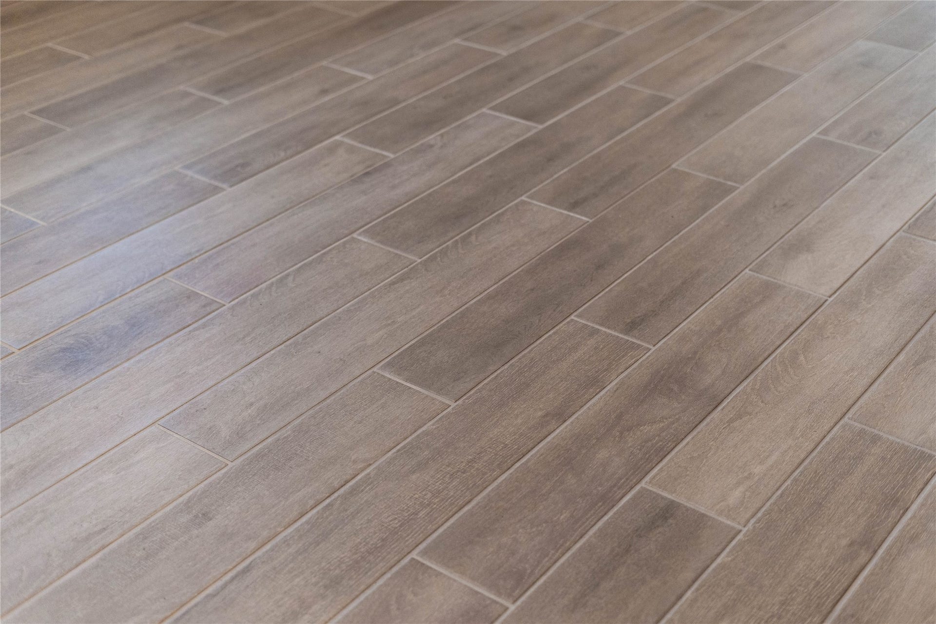 19560 Stripe Hill Bend, Montgomery, TX 77316 Hill House Natural tile flooring throughout the main living areas.
