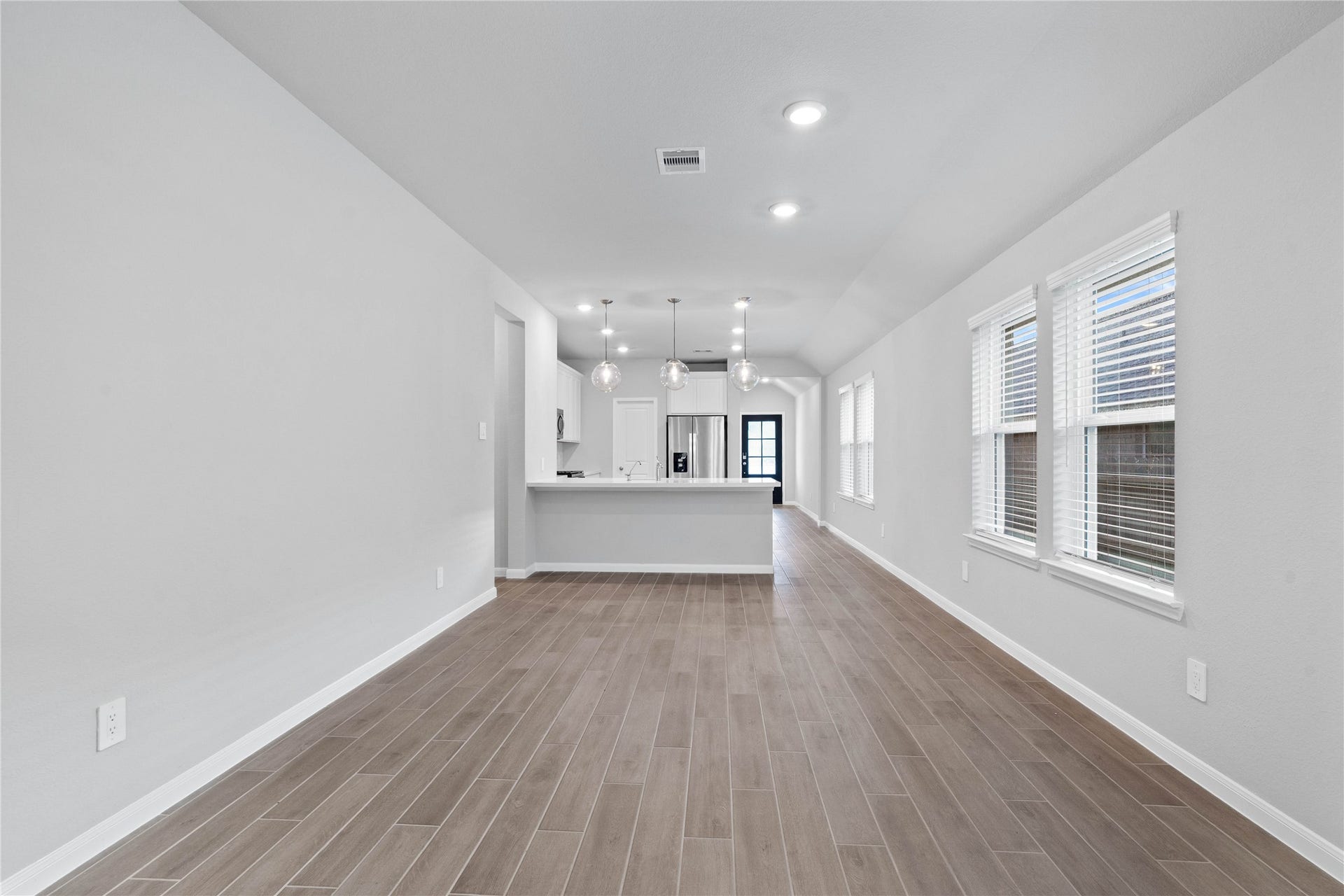 19560 Stripe Hill Bend, Montgomery, TX 77316 Enjoy meals in this sun-drenched space, featuring durable tile flooring, abundant natural light from the large windows (fitted with blinds), and recessed lighting.