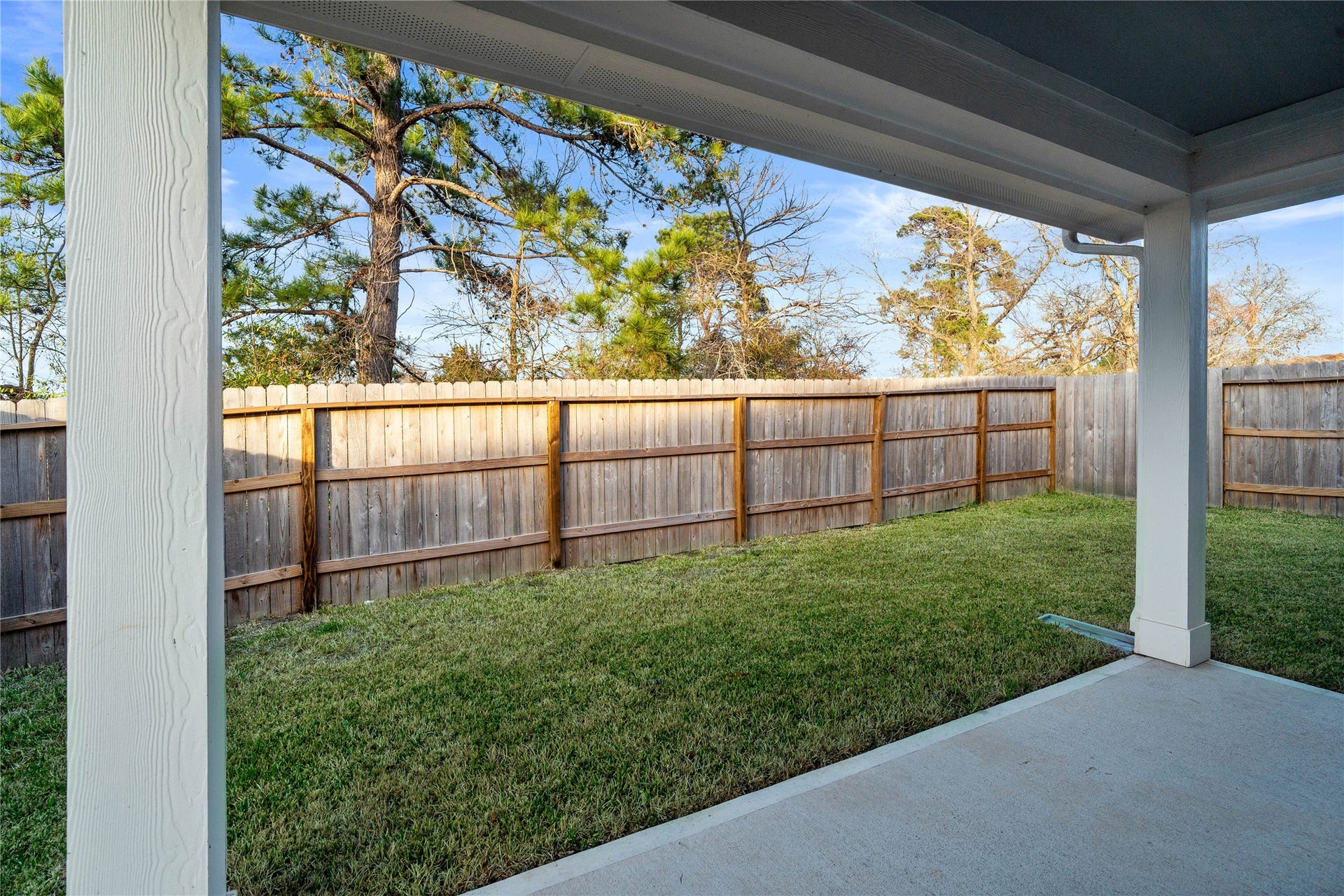 19560 Stripe Hill Bend, Montgomery, TX 77316 Enjoy the outdoors! A covered patio with integrated recessed lighting offers a space for entertaining guests or relaxing.